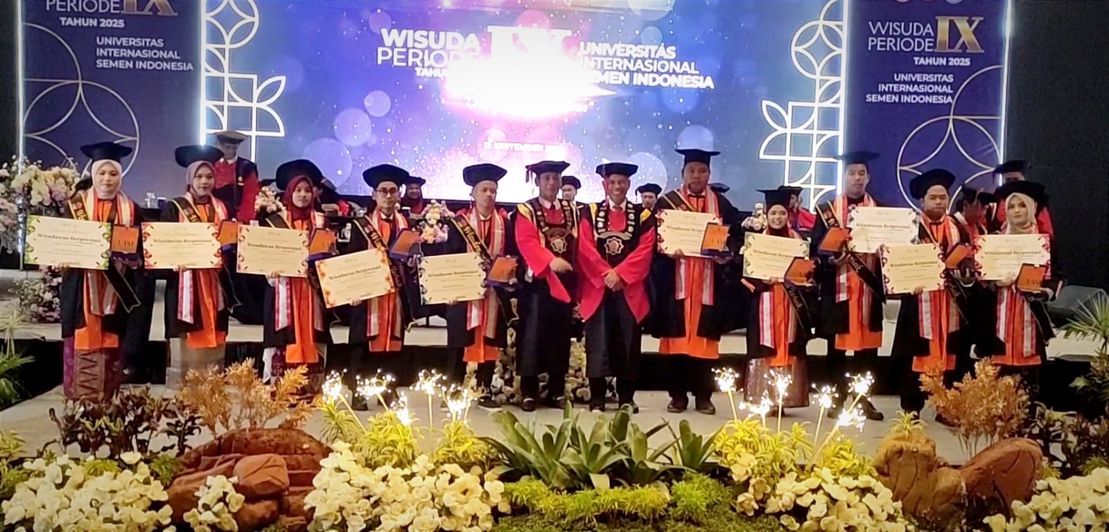 Para  wisudawan yang berhasil meraih predikat dengan pujian (cum laude) pada prodi masing-masing.