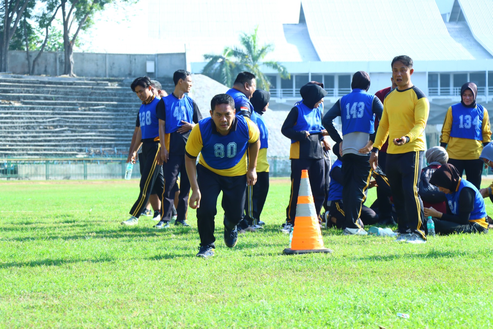 OLAHRAGA : Anggota Polres Gresik&nbsp; saat mengikuti tes Kesamaptaan Jasmani (TKJ) untuk ukuran kesiapan fisik personel di Stadion Petrokimia Gresik.