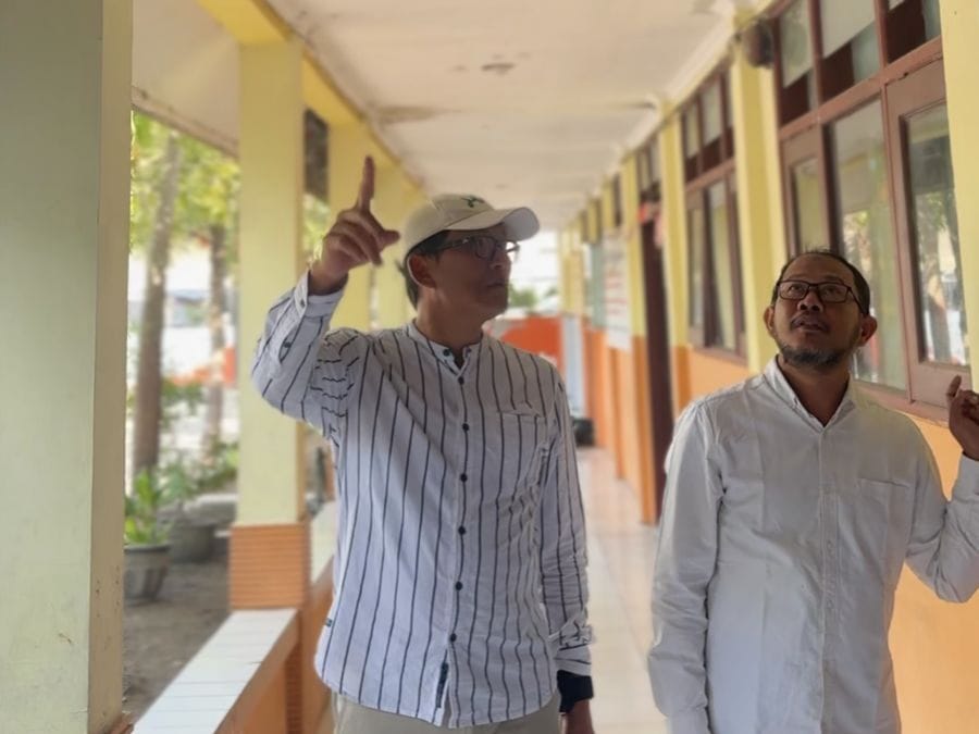 MELIHAT : Wakil Ketua Komisi III DPRD Gresik Abdullah Hamdi saat kunjungan melihat ruang kelas rusak