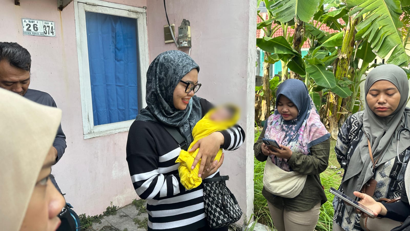BAYI : Anggota Polsek Manyar saat melakukan olah TKP penemuan Blbayi Perempuan Ditemukan di Jalan Poros Tebalo Desa Tebalo, Kecamatan Manyar, Gresik.