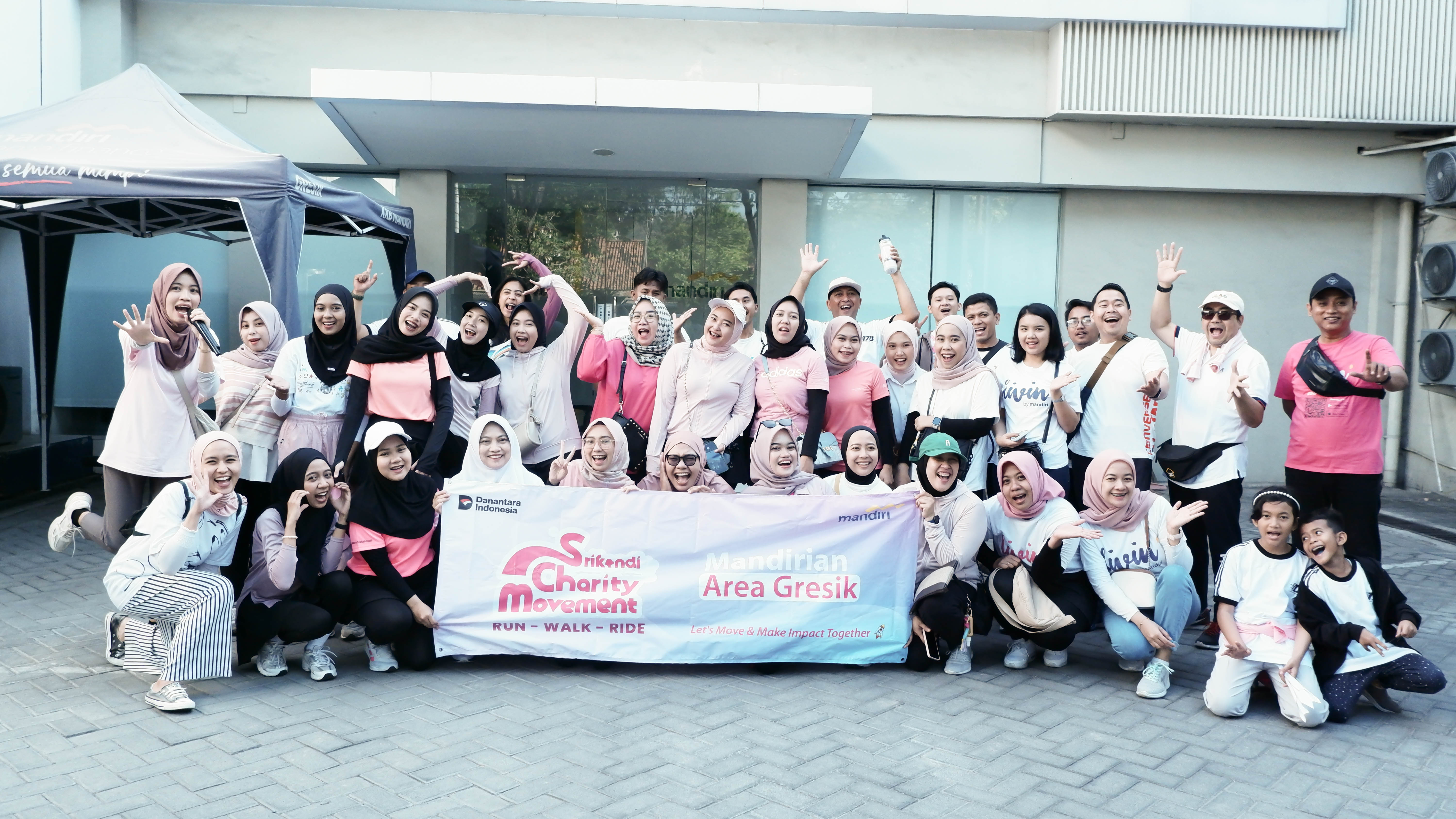 LANGKAH KECIL YANG BERMAKNA : Srikandi Bank Mandiri Gresik bersemangat mengikuti Srikandi Charity Movement.