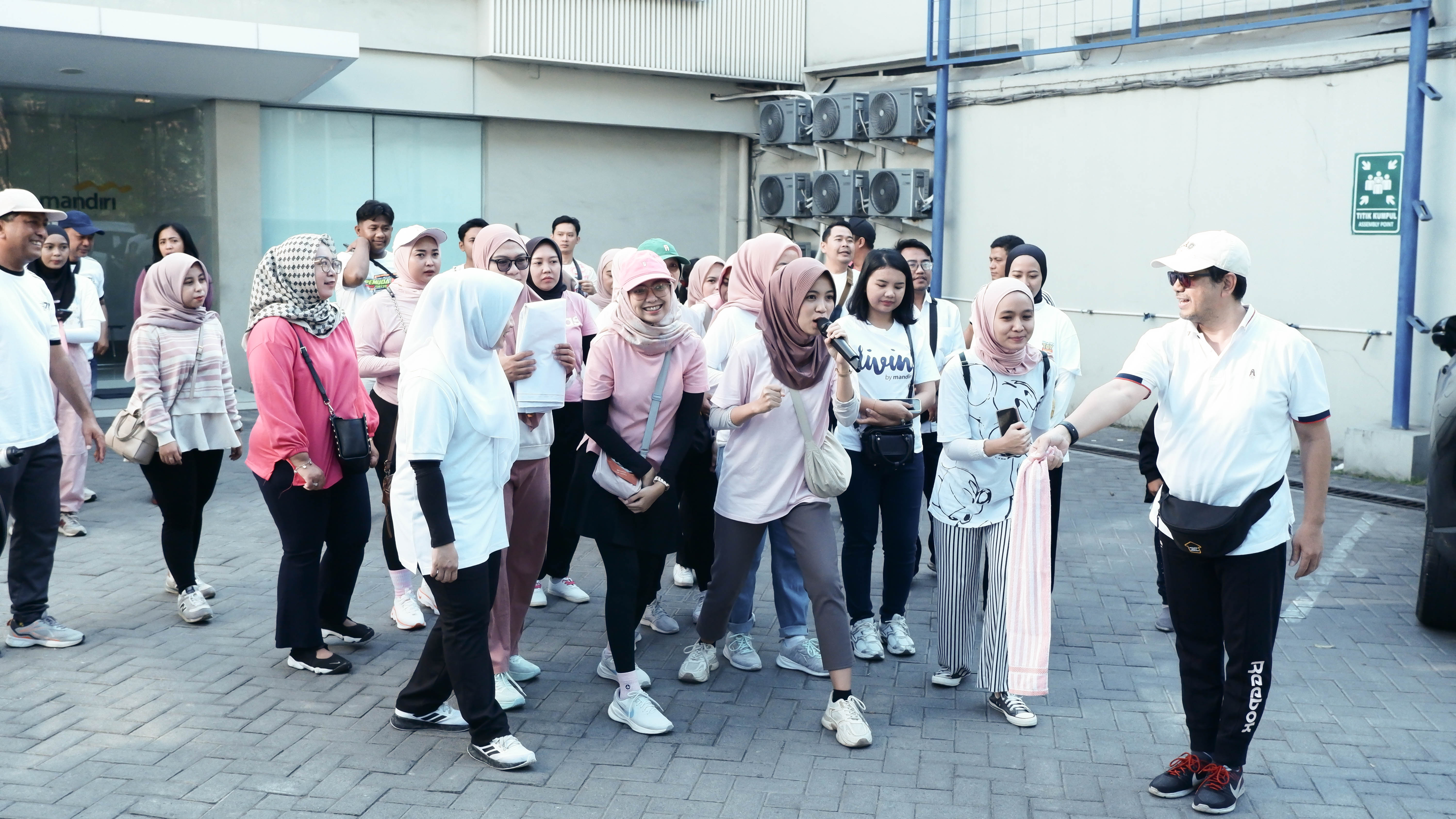 SEMANGAT : Para Srikandi Mandiri Gresik mengadakan Fun Walk yang dibuka secara langsung oleh Laurensius Denny, Area Business Support Manager Mandiri Gresik