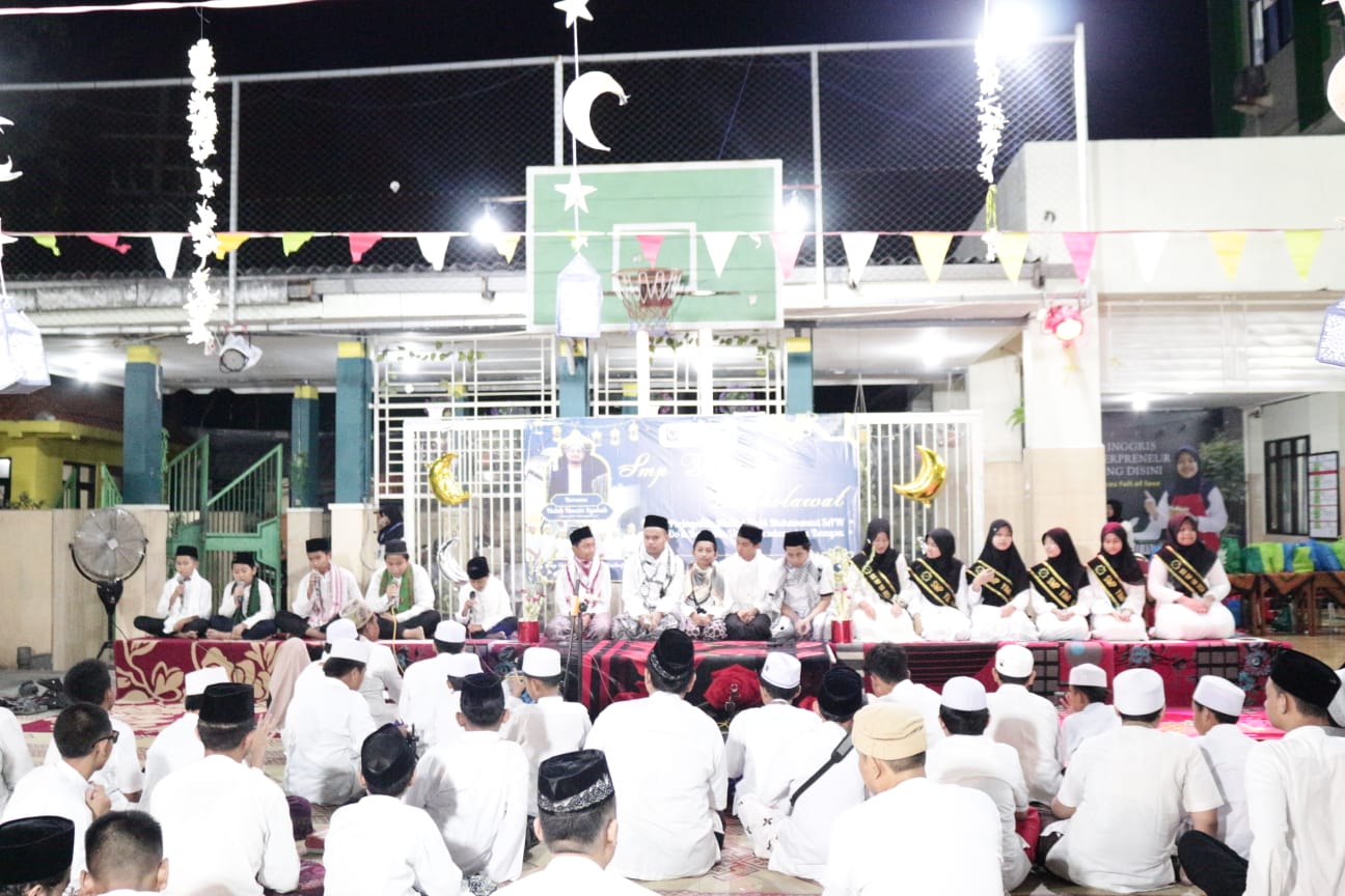 Suasana peringatan Maulid Nabi di SMP YIMI Gresik.