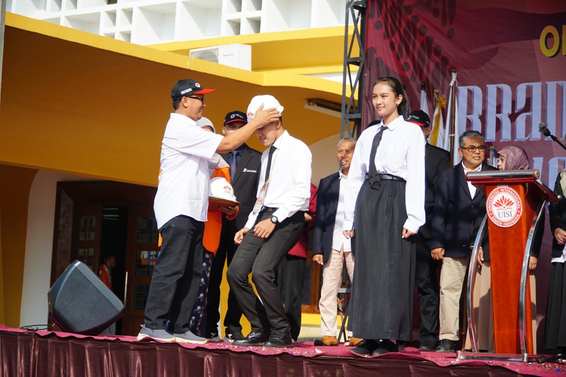Penyematan safety helmet yang dilakukan oleh Dr Effnu Subiyanto selaku ketua yayasan SIF pada perwakilan mahasiswa baru memperkuat identitas UISI sebagai universitas industri pertama di Indonesia.