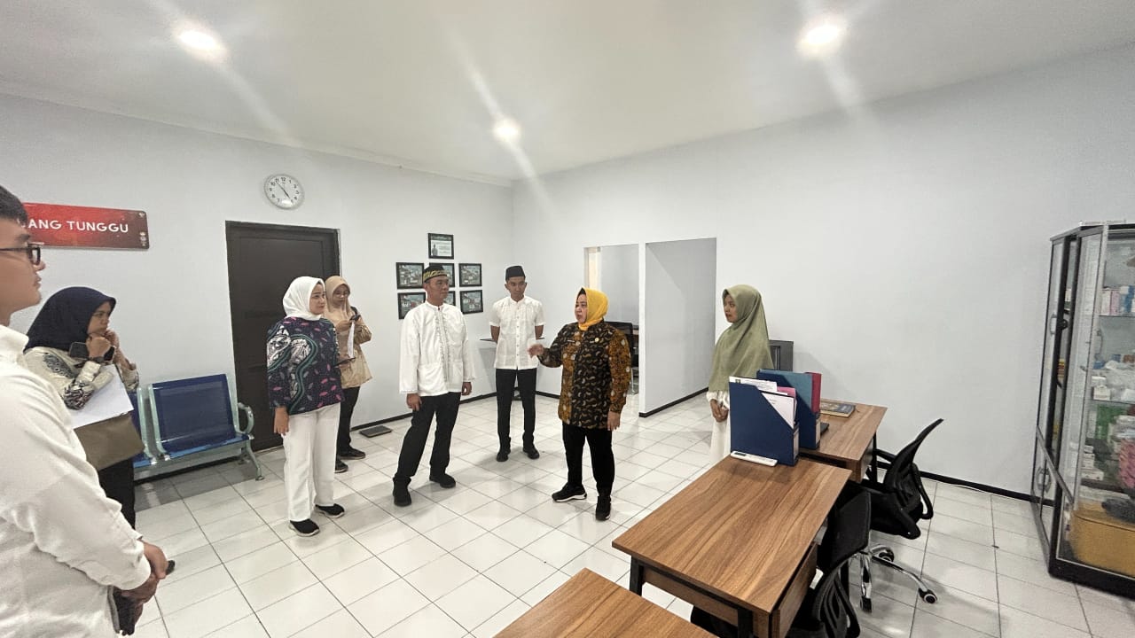 MENINJAU LANGSUNG : Kepala Rutan Gresik Yuliawan Dwi Nugroho saat melakukan pendampingan Direktur Perawatan Kesehatan dan Rehabilitasi Ditjenpas Adhayani Lubis saat meninjau langsung layanan dapur.