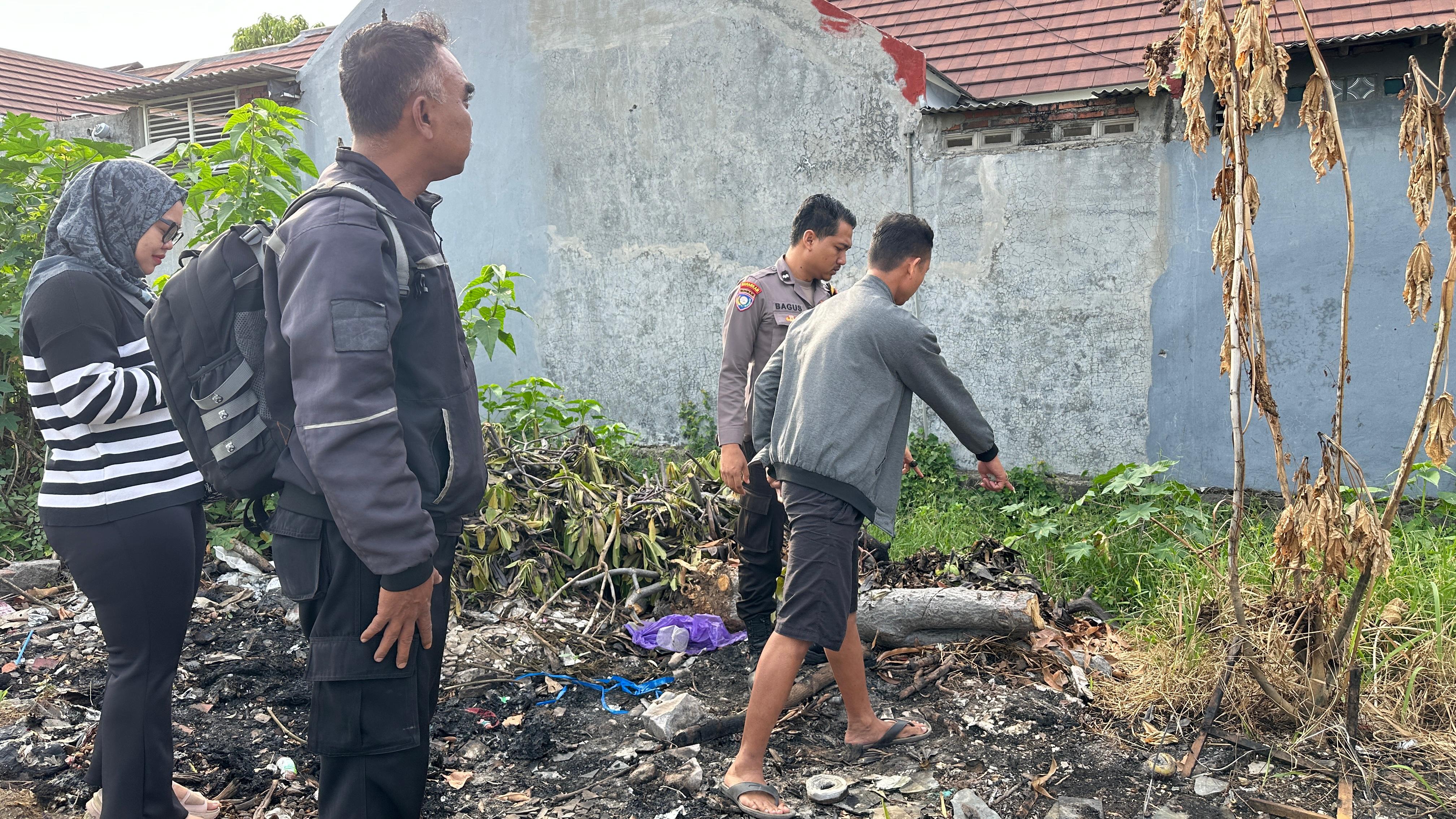 OLAH TKP : Anggota Polsek Manyar saat melakuaka olah TKP penemuan bayi yang dibuang dalam kantong plastik di Jalan Poros Tebalo Desa Tebalo, Kecamatan Manyar, Gresik tepatnya di belakang Perumahan .