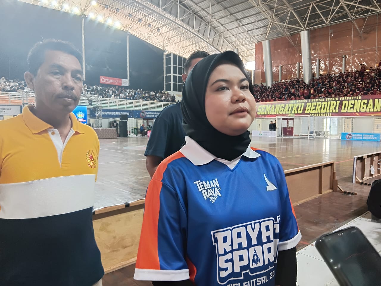 TURNAMEN : Anggota DPR RI Nila Yani Hardiyanti menutup turnamen futsal antar pelajar SMP dan SMA di Gresik&nbsp;