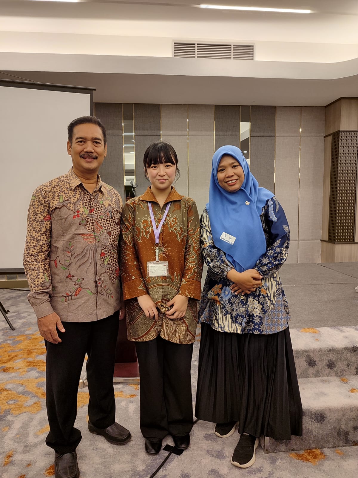 Sambut : Kepala SMK Semen Gresik berfoto bersama Kawakami Miu, Native Speaker dari Jepang.