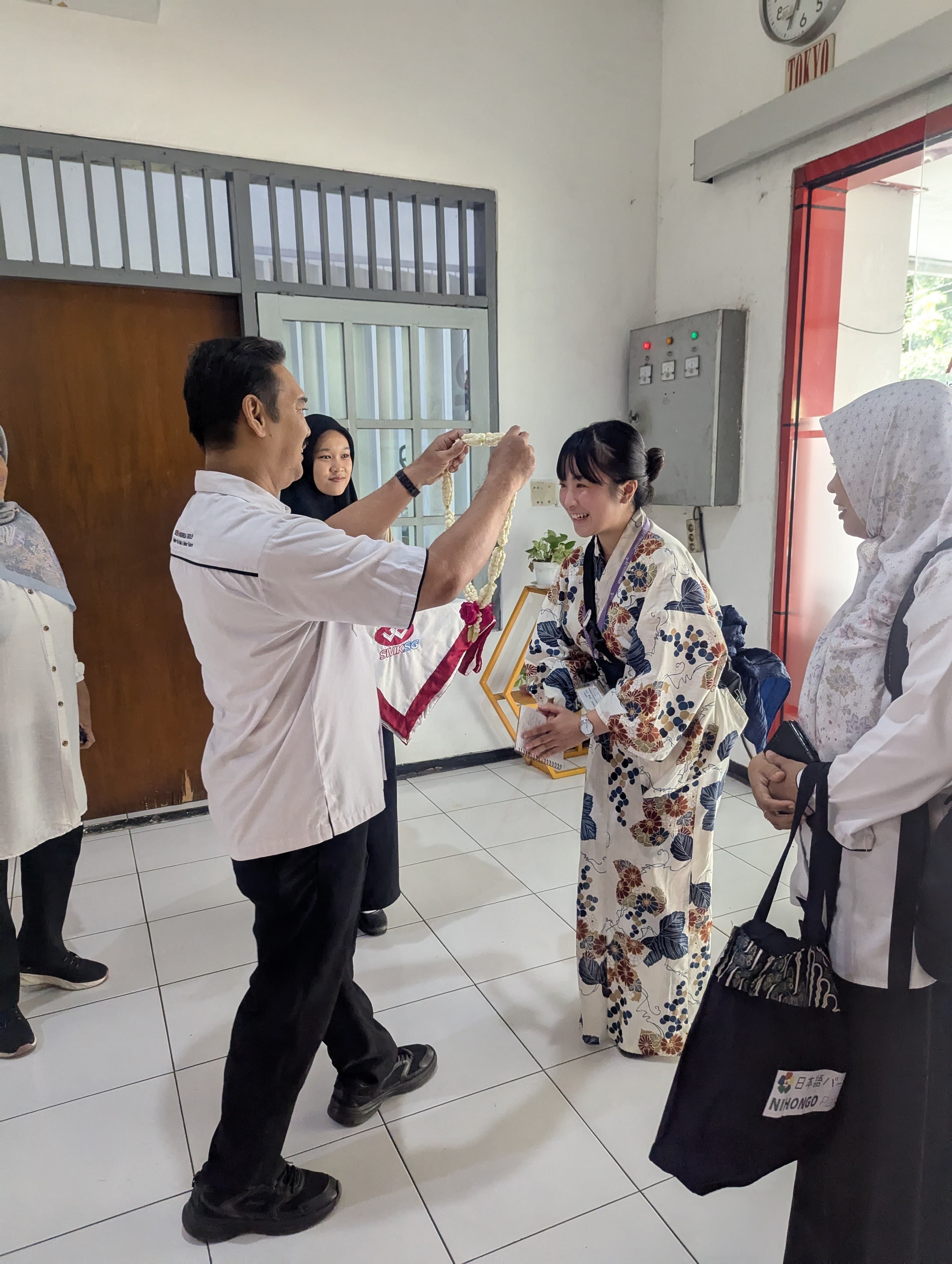 Kepala SMK Semen Gresik Choirul Ichsan menyambut kehadiran Native Speaker dari Jepang.
