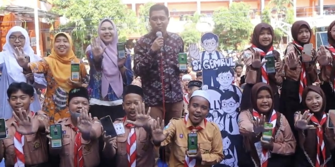 Kepala UPT SMP Negeri 1 Gresik, Beri Avita Prasetiya bersama guru dan siswa saat melaunching fitur baru dalam aplikasi