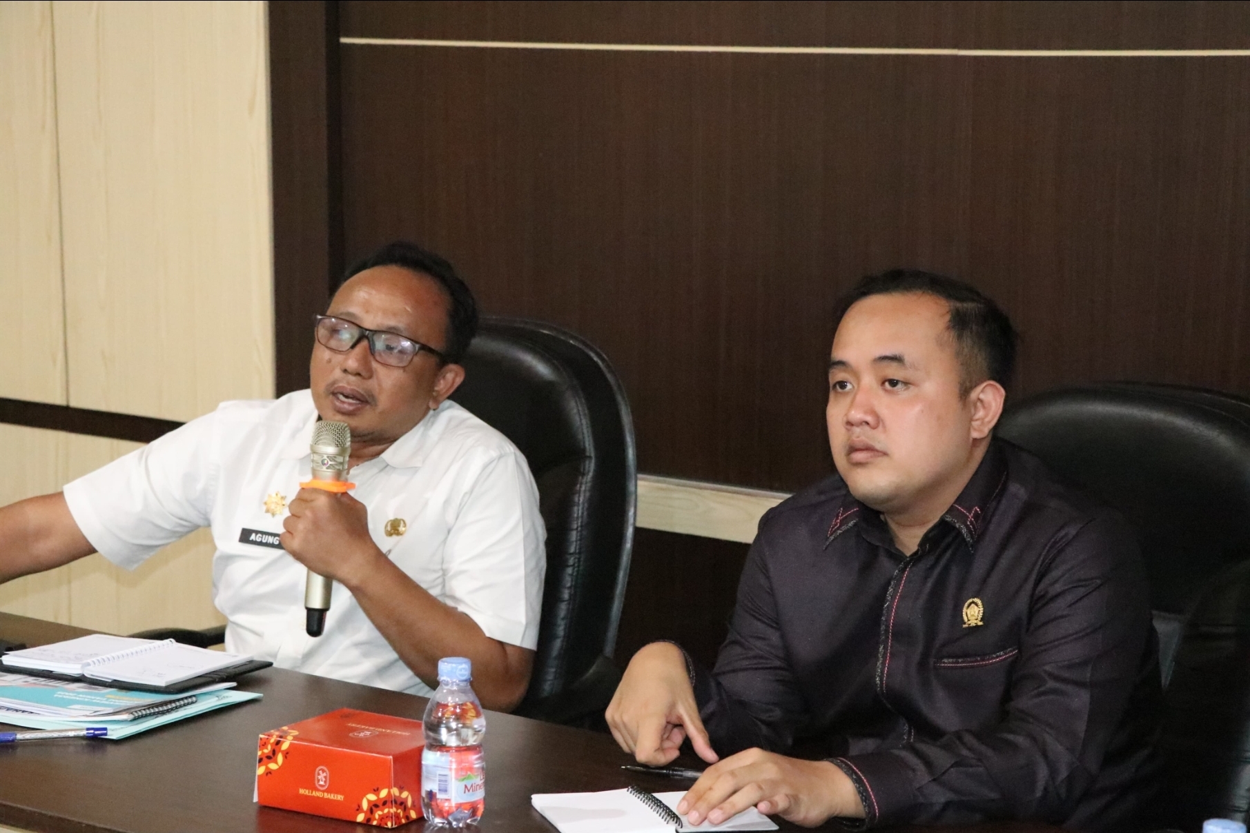 Kepala BKPSDM Pemkab Gresik, Agung Endro Dwi Setyo Utomo memberikan paparan kepada Ketua Komisi 1 DPRD Gresik, M Rizaldi Saputra.