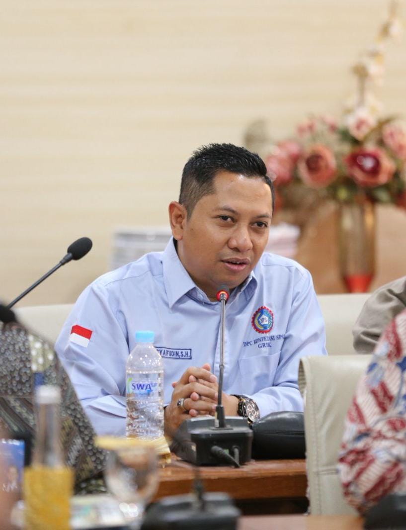PEMAPARAN : Ketua SPSI sekaligus anggota komisi IV DPRD Gresik Imam Syaifuddin saat pemaparan kemarin