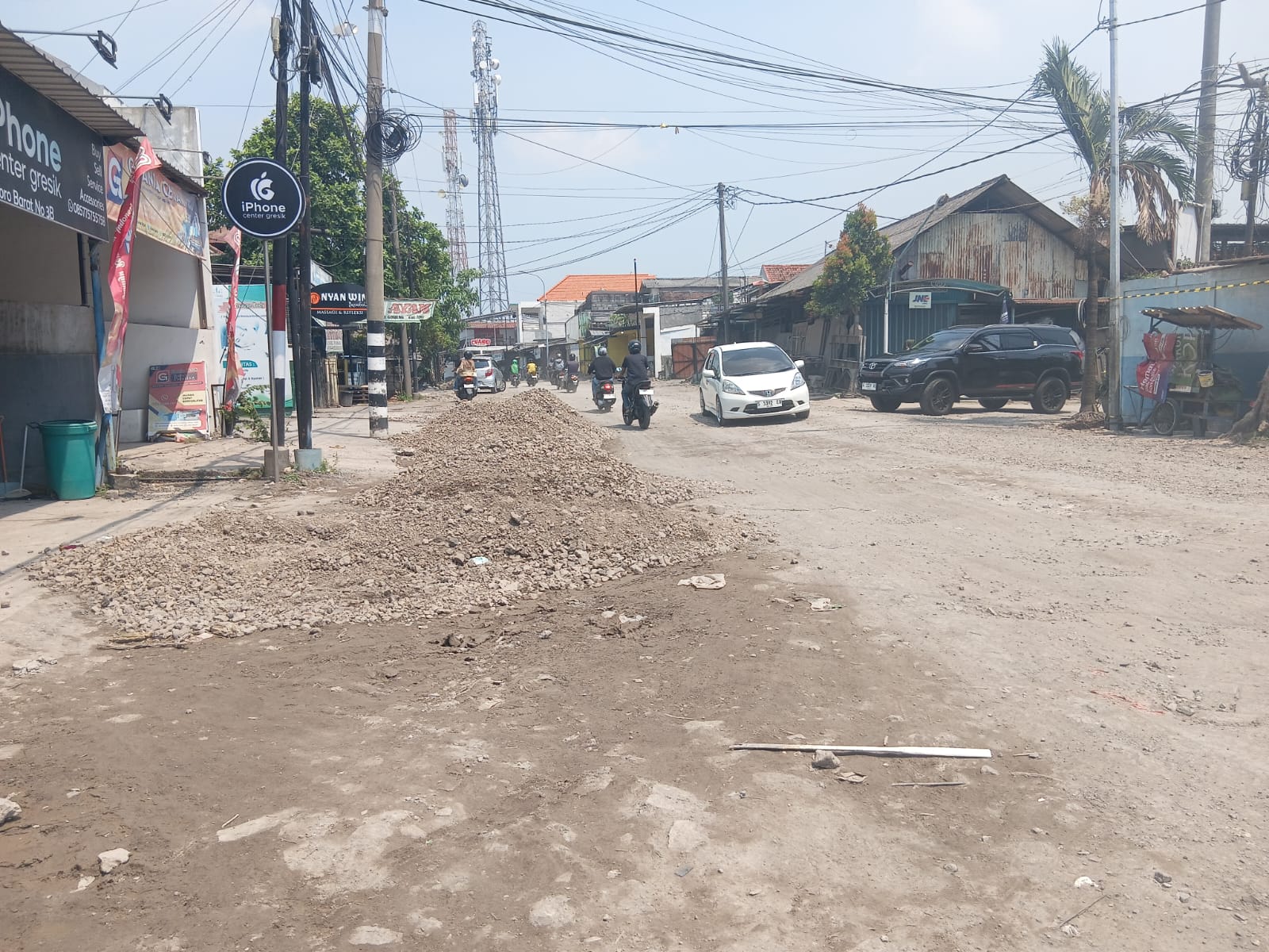 PROGRES : Jalan Brotonegoro Yosowilangun Gresik, progres capai 40 persen.