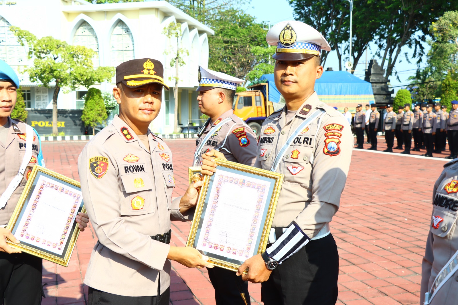 DIAPRESIASI : Kapolres Gresik AKBP Rovan Richard Mahenu saat memberikan apresiasi kepada 34 Personel berprestasi di halaman Mapolres Gresik.