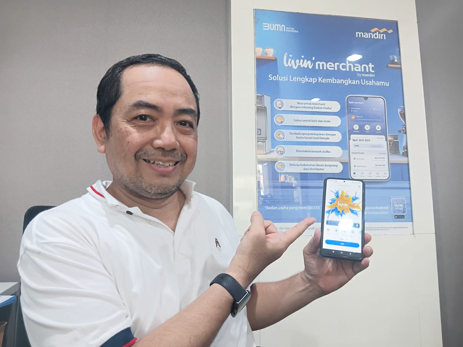 PAMER : Area Business Support Manager Mandiri Gresik, Laurensius Denny menunjukkan aplikasi Livin