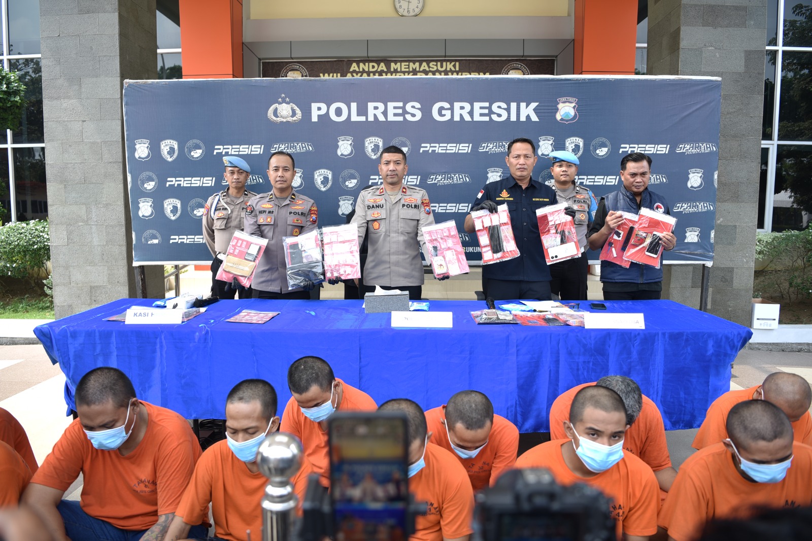 DIAMANAKAN : Sebanyak 20 tersngka tindak pidana Narkotika&nbsp; diamankan oleh jajaran Satrekoba Polres Gresik selama pelaksanaan Operasi Tumpas Narkoba Semeru 2025.