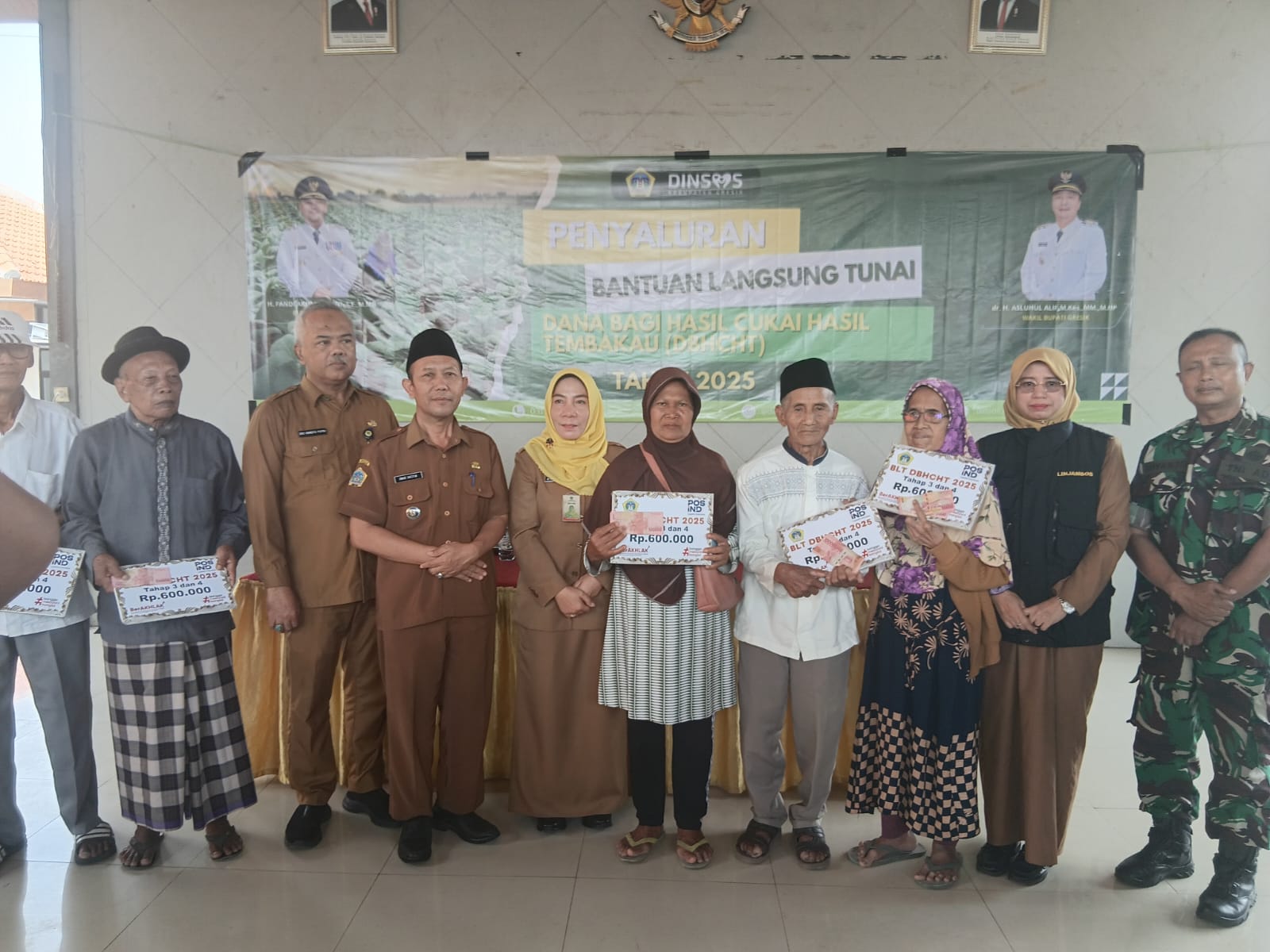 FOTO BERSAMA: Dinas Sosial (Dinsos) Kabupaten Gresik kembali menyalurkan Bantuan Langsung Tunai (BLT) dari Dana Bagi Hasil Cukai Hasil Tembakau (DBHCHT) 2025 di Kecamatan Cerme.