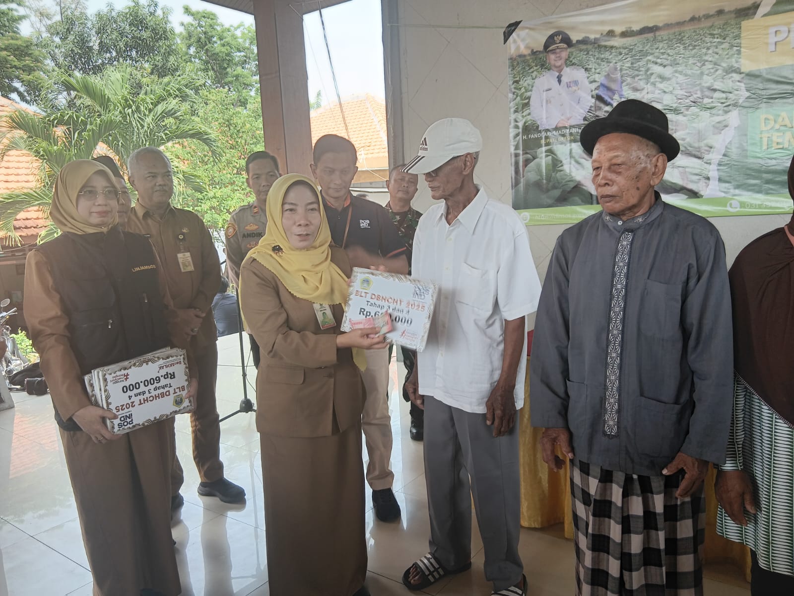 TEPAT SASARAN: Kepala Dinsos Gresik, dr. Ummi Khoiroh, M.Kes memberikan BLT DBHCHT 2025 kepada warga di Kecamatan Cerme.