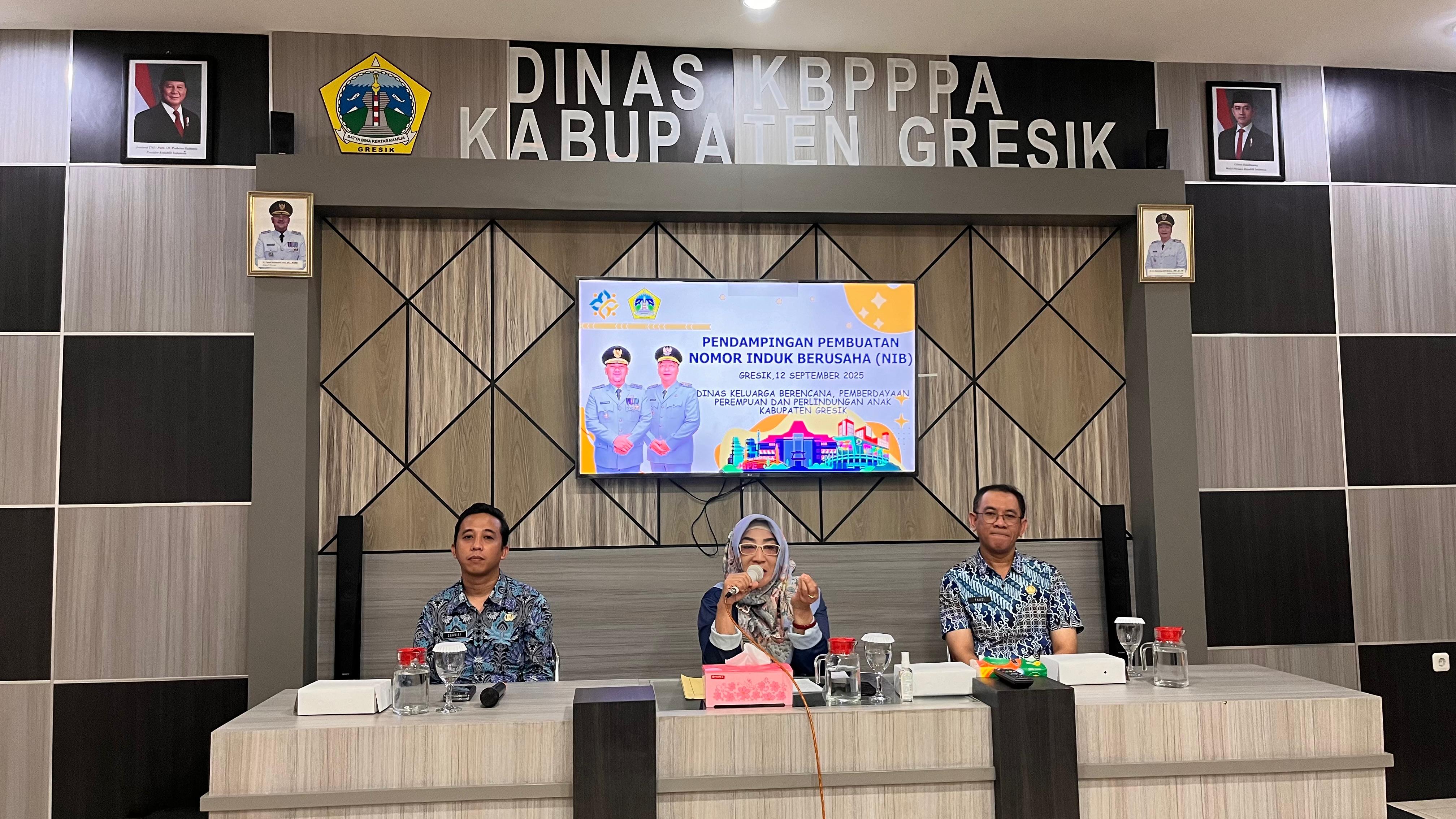 PENDAMPINGAN : Kepala KBPPPA Gresik, dr. Titik Ernawati saat pendampingan pembuatan NIB di kantor KBPPPA Gresik.