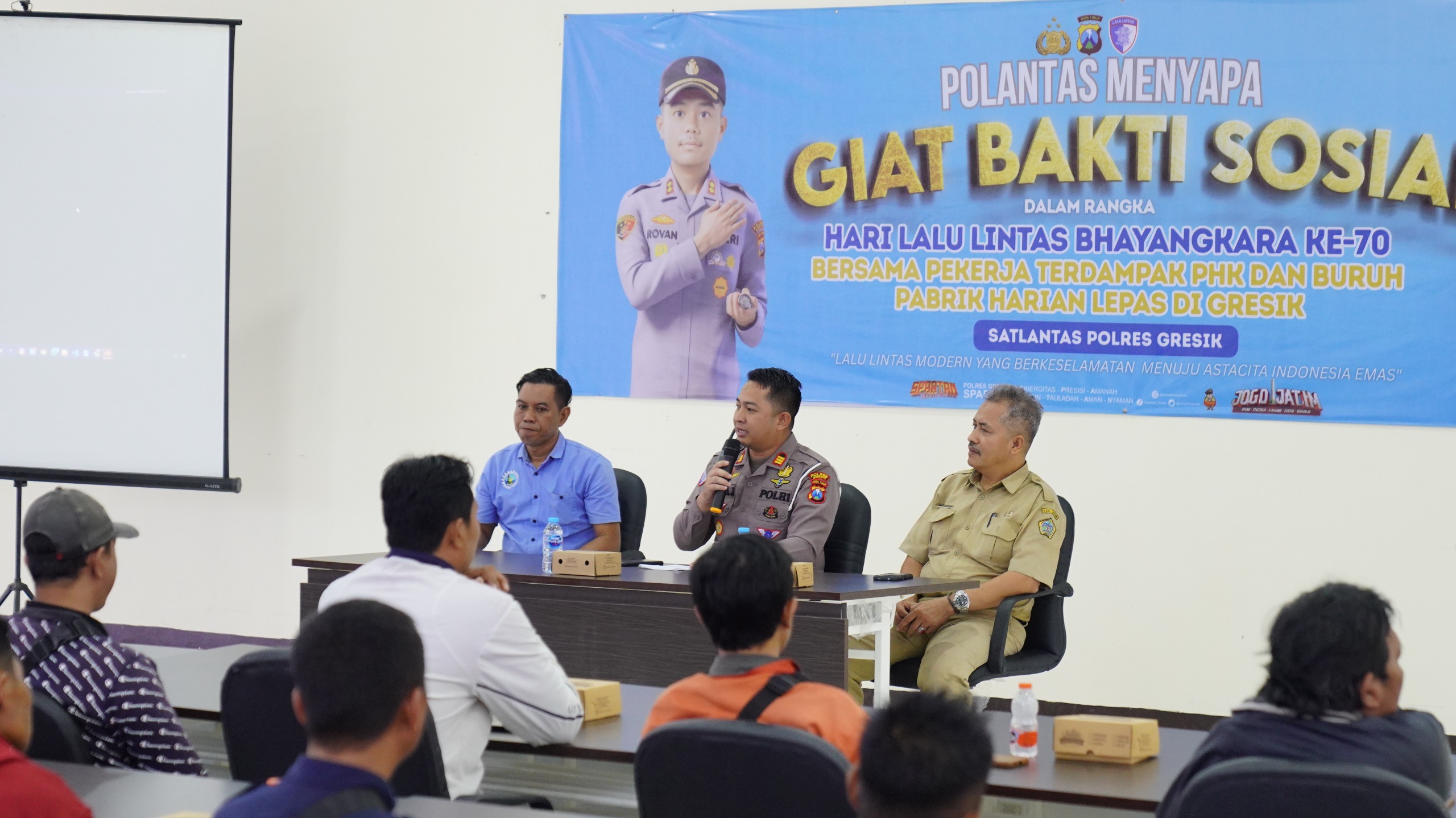 PELATIHAN : Satlantas Polres Gresik saat menggelar baksos dan pelatihan UMKM bagi pekerja terdampak PHK di Aula Samsat Gresik.