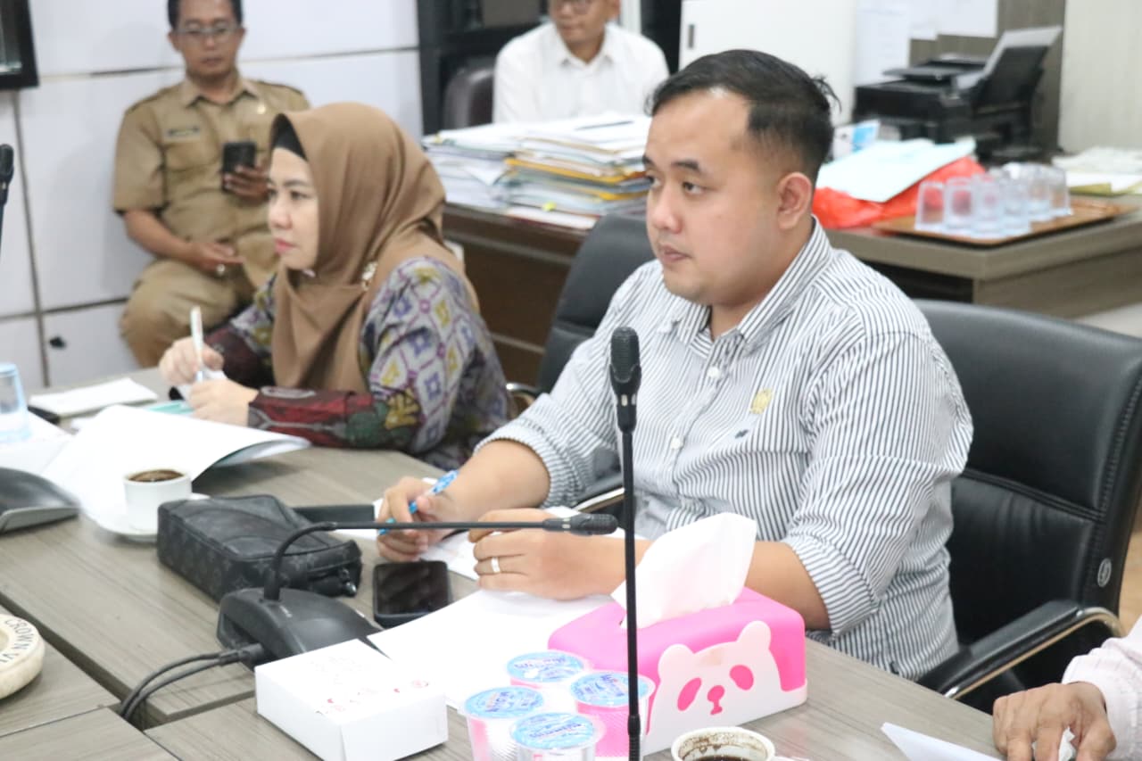 Ketua Komisi I DPRD Gresik, M. Rizaldi Saputra memimpin rapat bersama BKPSDM Pemkab Gresik,  Senin (15/09).