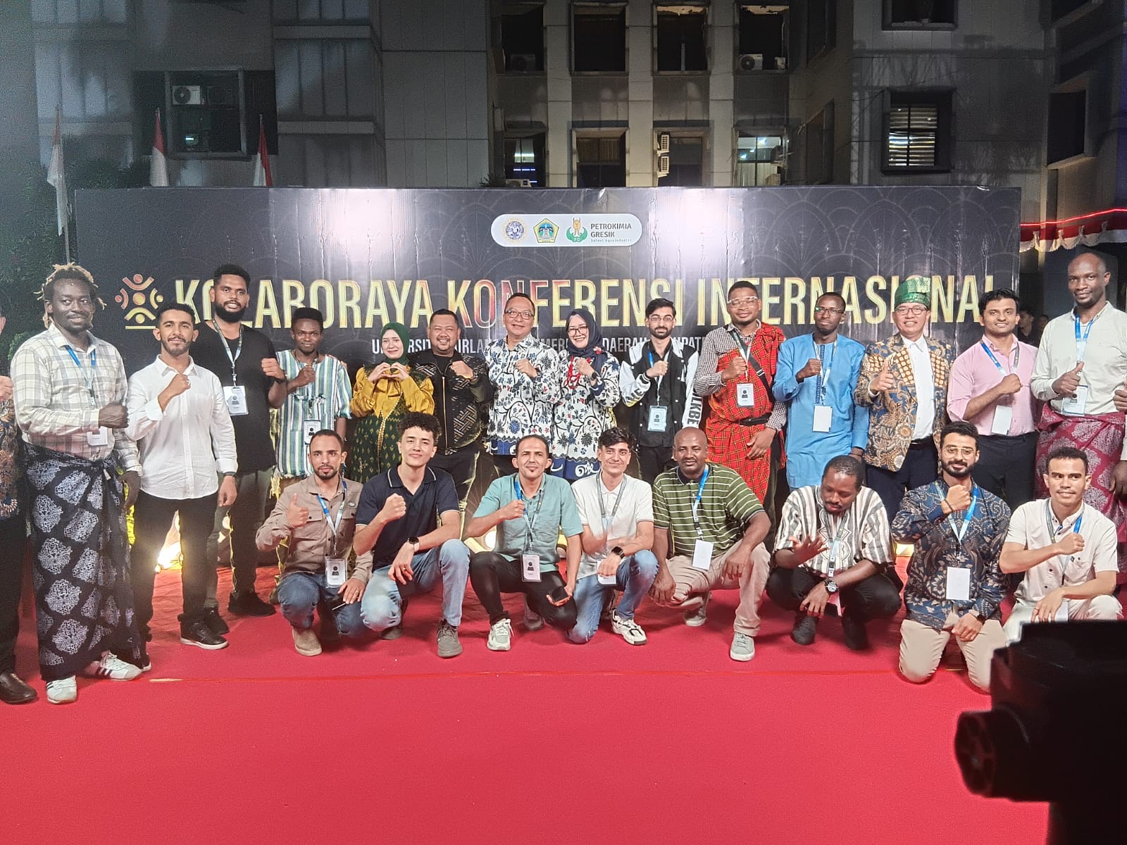 BATIK : Ibu Bupati Gresik, Nurul Haromaini Ali Akhmad Yani, Ibu Wakil Bupati Gresik Dr. Shinta Puspitasari Asluchul Alif mengenalkan UMKM batik khas Gresik bersama Unair dan delegasi 22 negara&nbsp;