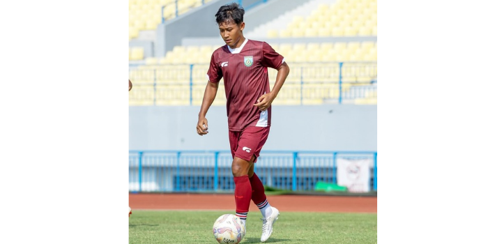 LATIHAN : Para pemain Gresik United (Gu) latihan di Stadion Gelora Joko Samudrao (Gejos).