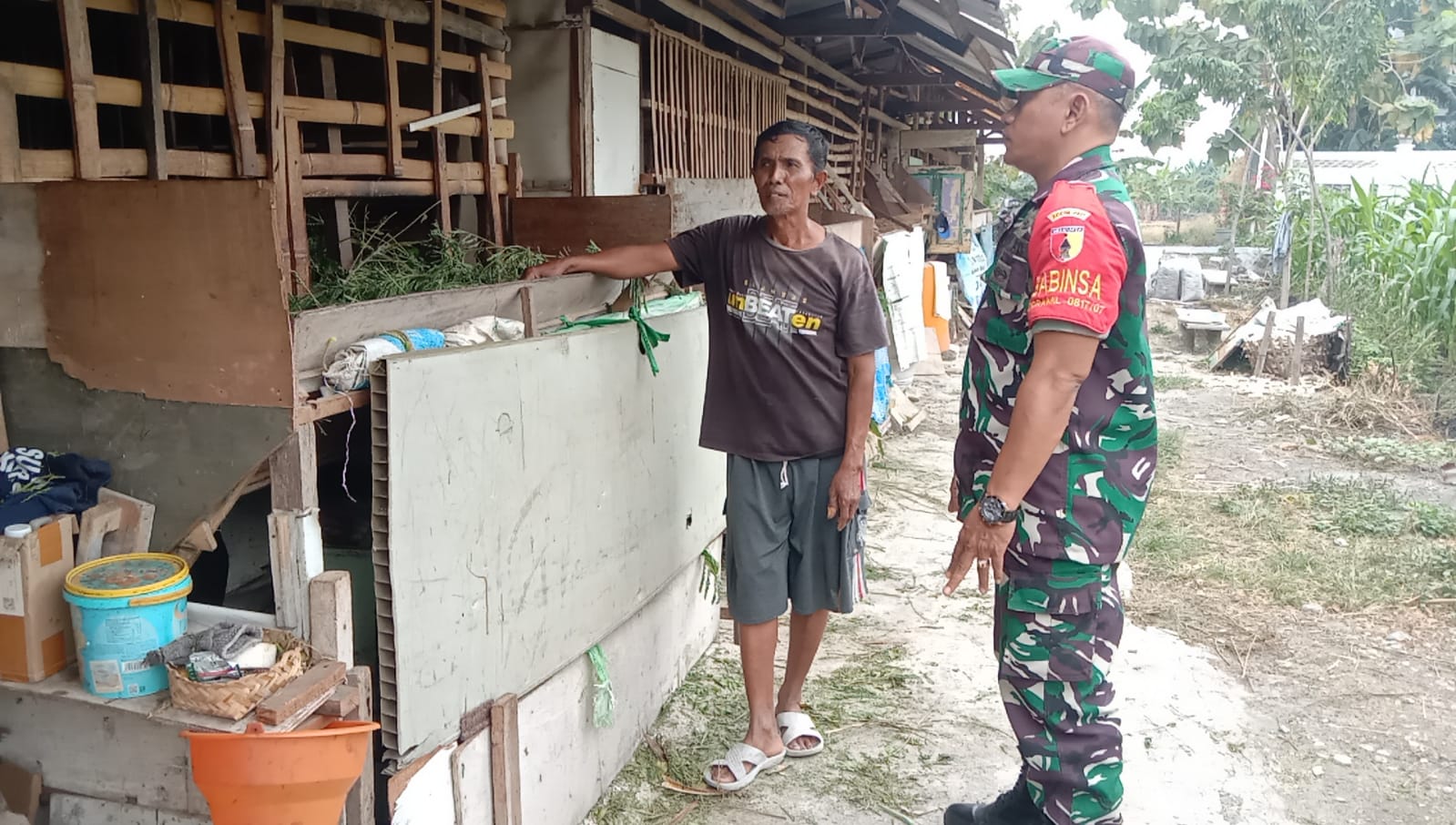 KOMSOS : Babinsa Koramil 0817/07 Kebomas, Serda Edy saat Komsos bersama warga peternak kambing di Gresik.