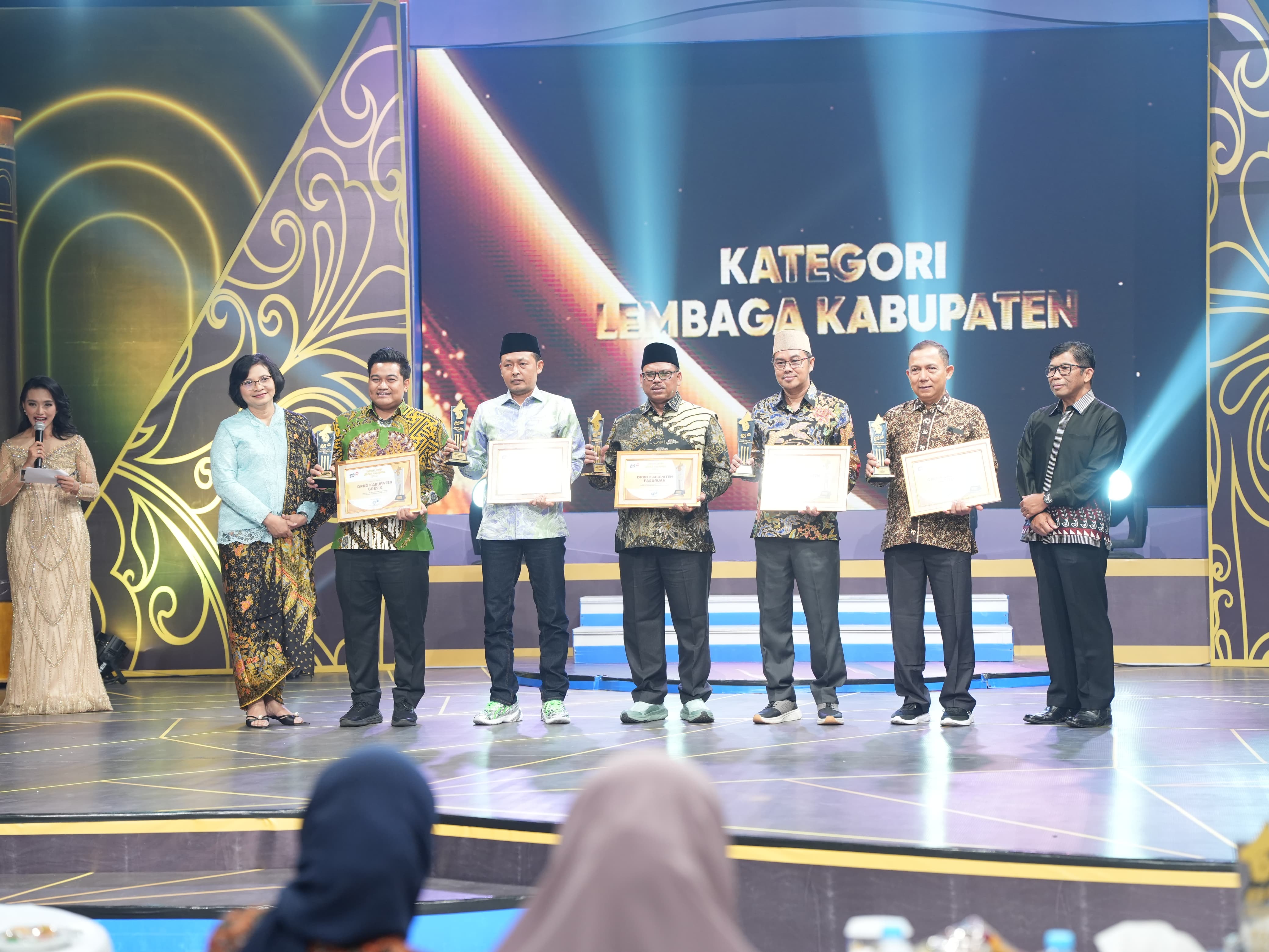 BANGGA : Ketua DPRD Kabupaten Gresik, M. Syahrul Munir meraih legislatif award 2025.