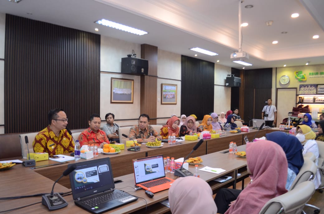 FGD : Wakil Bupati Gresik dr. Asluchul Alif, anggota Komisi IV DPRD Gresik bersama RSUD Ibnu Sina menggelar Forum Group Discussion (FGD) terkait RSUD Ibnu Sina sebagai Rumah Sakit Pendidikan.