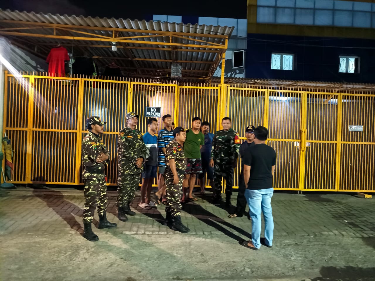 Koramil, Banser Gresik, dan Lurah Tlogo pojok saat menggelar patroli tadi malam.