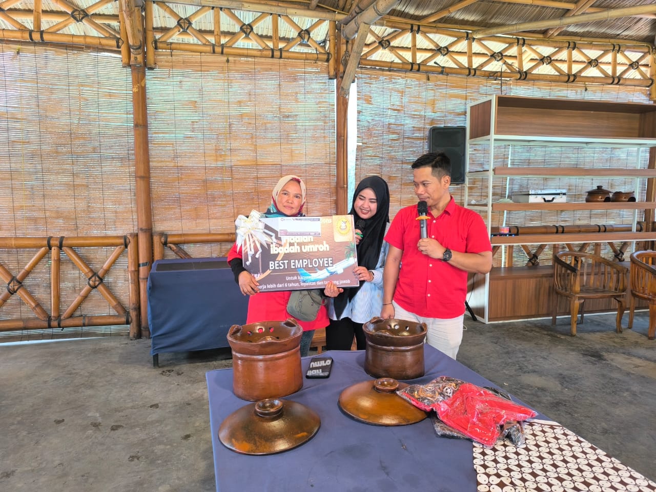 Owner Bakso Kaki Sapi Gresik, Syaiful Latif (kemeja merah) bersama sang istri memberikan hadiah umrah kepada salah satu karyawan yang loyal.