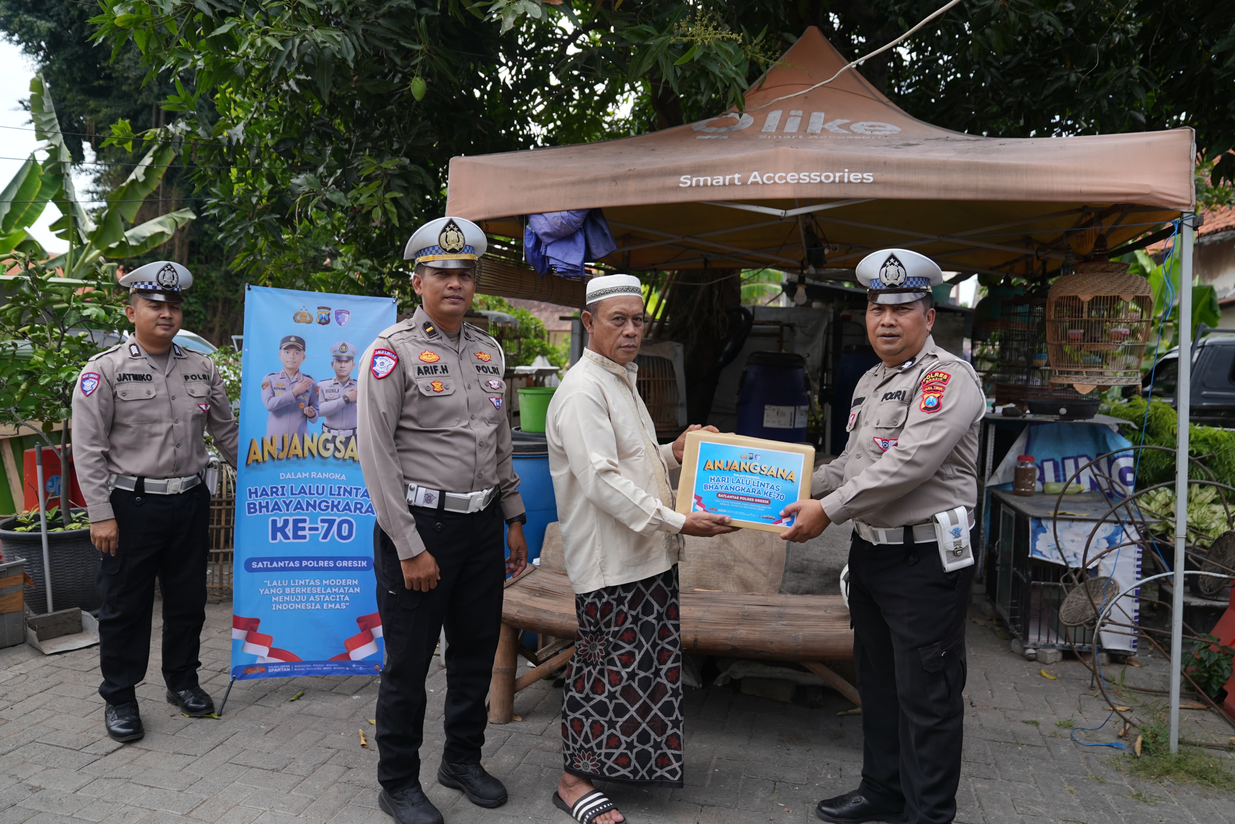 ANJANGSANA : Anggota Satlantas Polres Gresik saat ajangsana ke rumah&nbsp; Purnawirawan sebagai bentuk kepedulian dan penghargaan terhadap para purnawirawan Polri.
