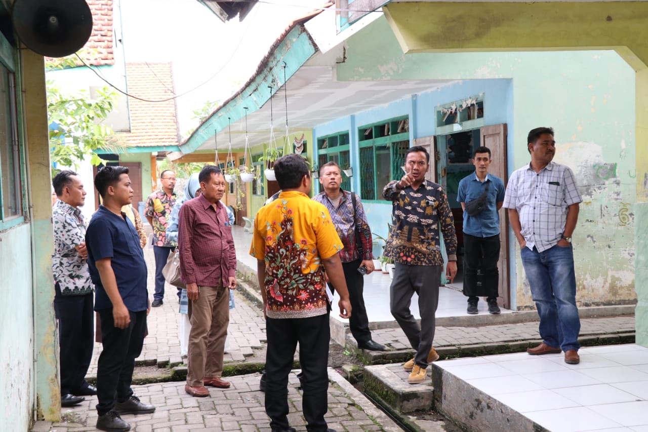 SIDAK : Ketua Komisi IV DPRD Gresik Mochamad Saifudin bersama anggotanya saat sidak di sekolah selatan.