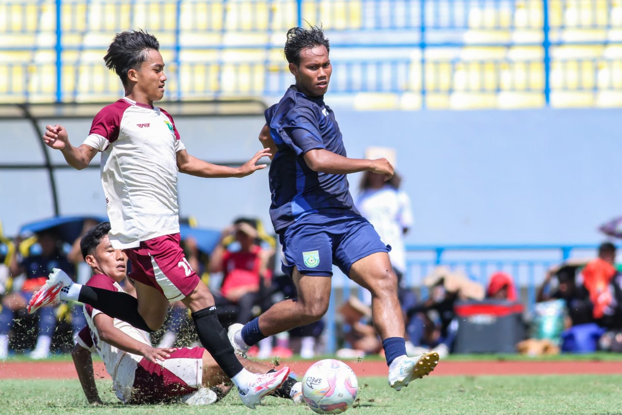 AGRESIF : Pemain Gresik United berebut bola sama pemain Persekabpas Pasuruan di stadion Gejos