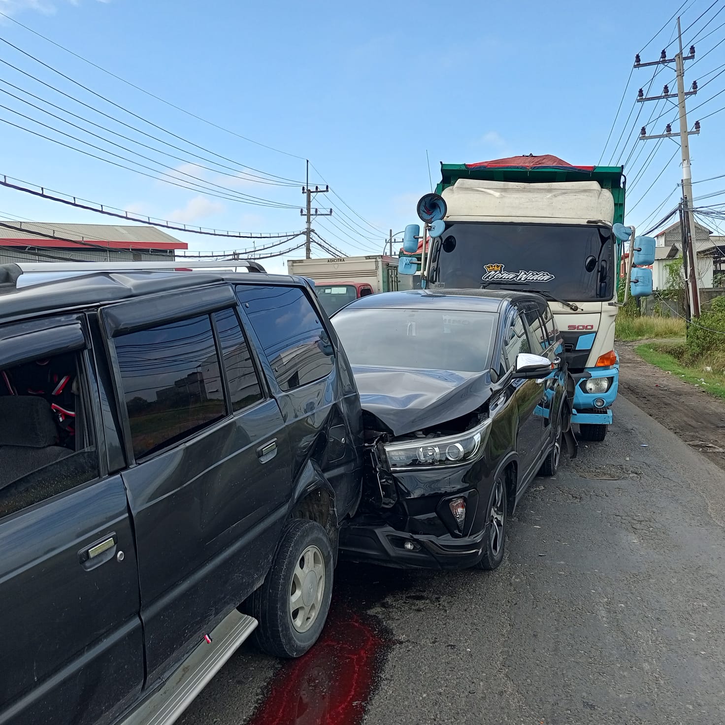 BERUNTUN : Kondisi sebuah truk trlibat kecelakaan beruntun dengan dua mobil di Jalan Raya Manyar tepatnya di barat Jembatan Leran, Kecamatan Manyar, Gresik.
