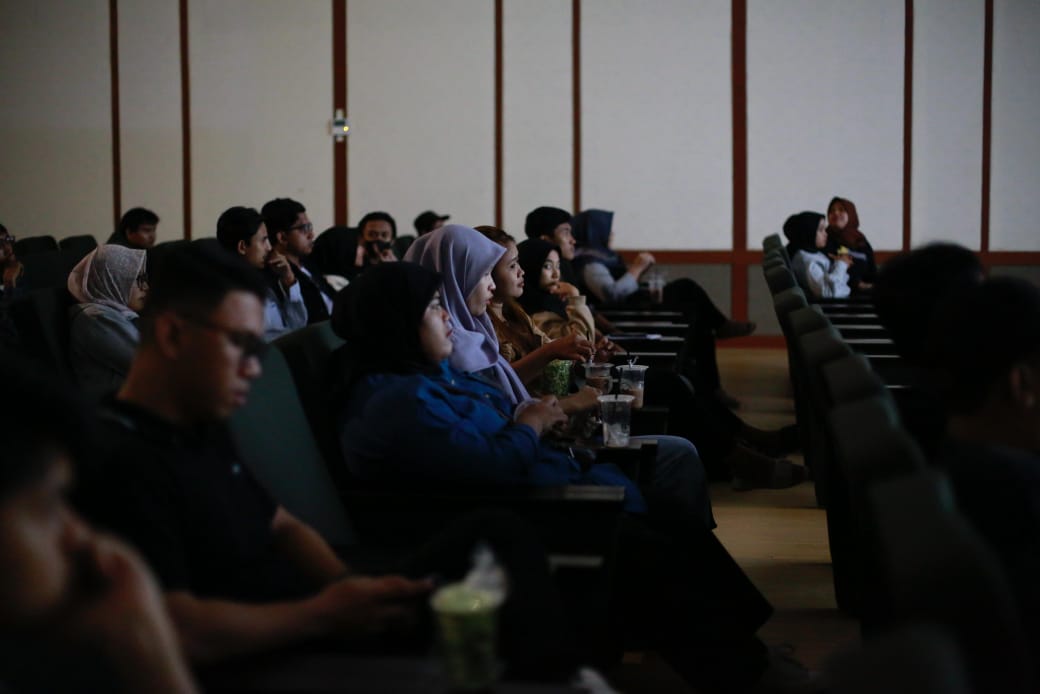 MENONTON : Pemutaran film gemintang di Gedung Nasional Indonesia (GNI) Gresik.