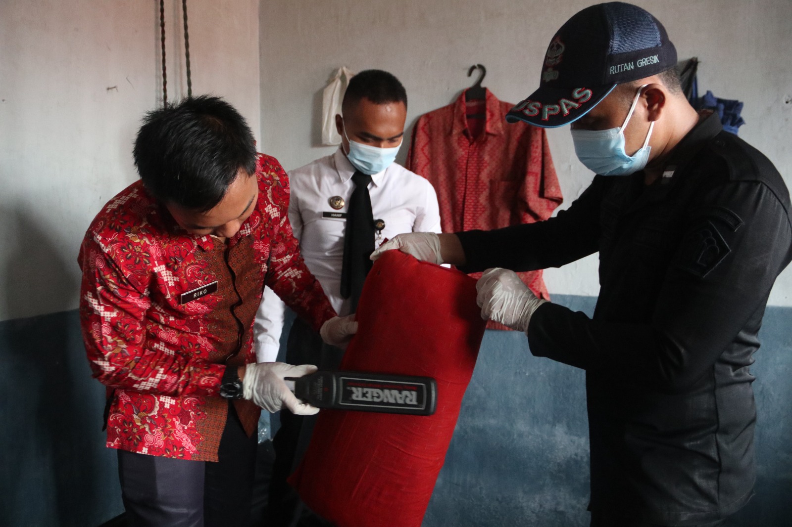DIGLEDAH : Petuga Rutan kelas IIB Gresik melakukan penggeledahan saat Razia di blok hunian warga binaan.