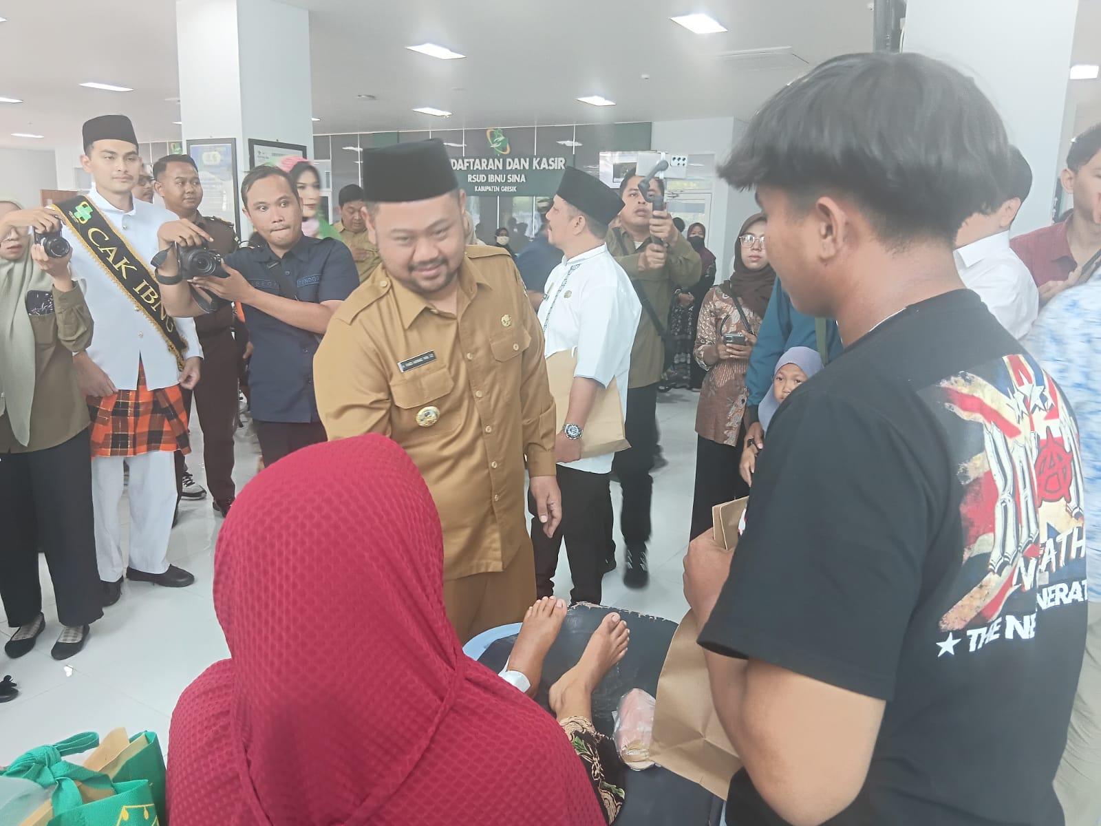 MENYAPA : Bupati Gresik, Fandi Akhmad Yani saat menyapa dan memberikan bantuan kepada masyarakat atau pasien.