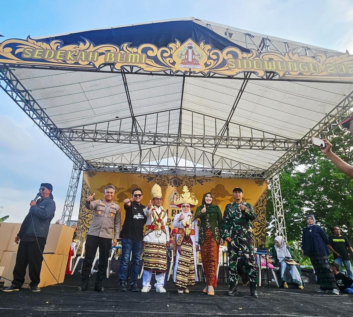 Anggota DPD RI Lia Istifhama menyemarakkan sedekah bumi di Desa Sidowungu Gresik