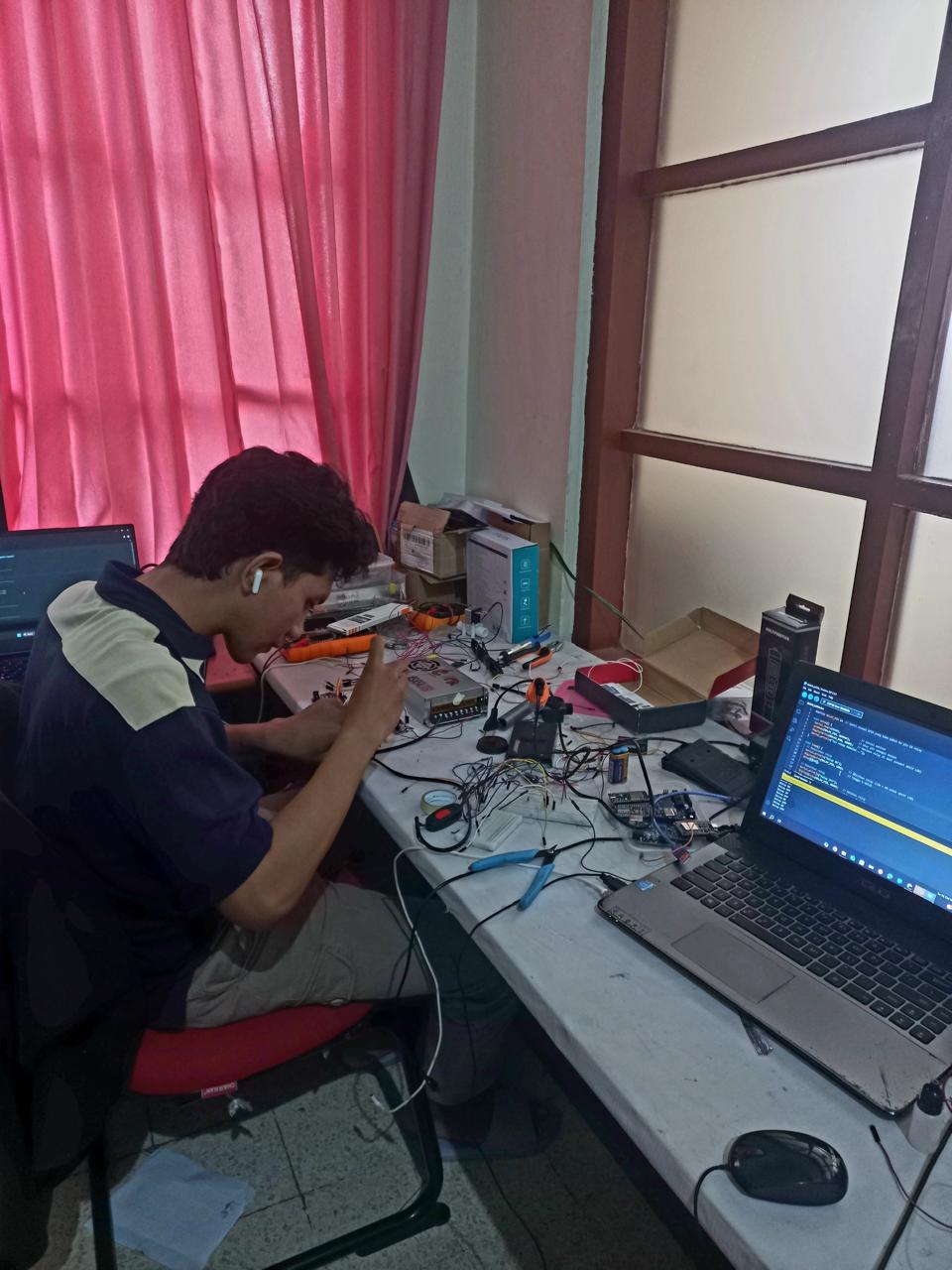 Sistem ini memungkinkan pengendalian jarak jauh, sehingga memudahkan masyarakat dalam mengakses air bersih dengan kualitas unggul secara praktis dan efisien.