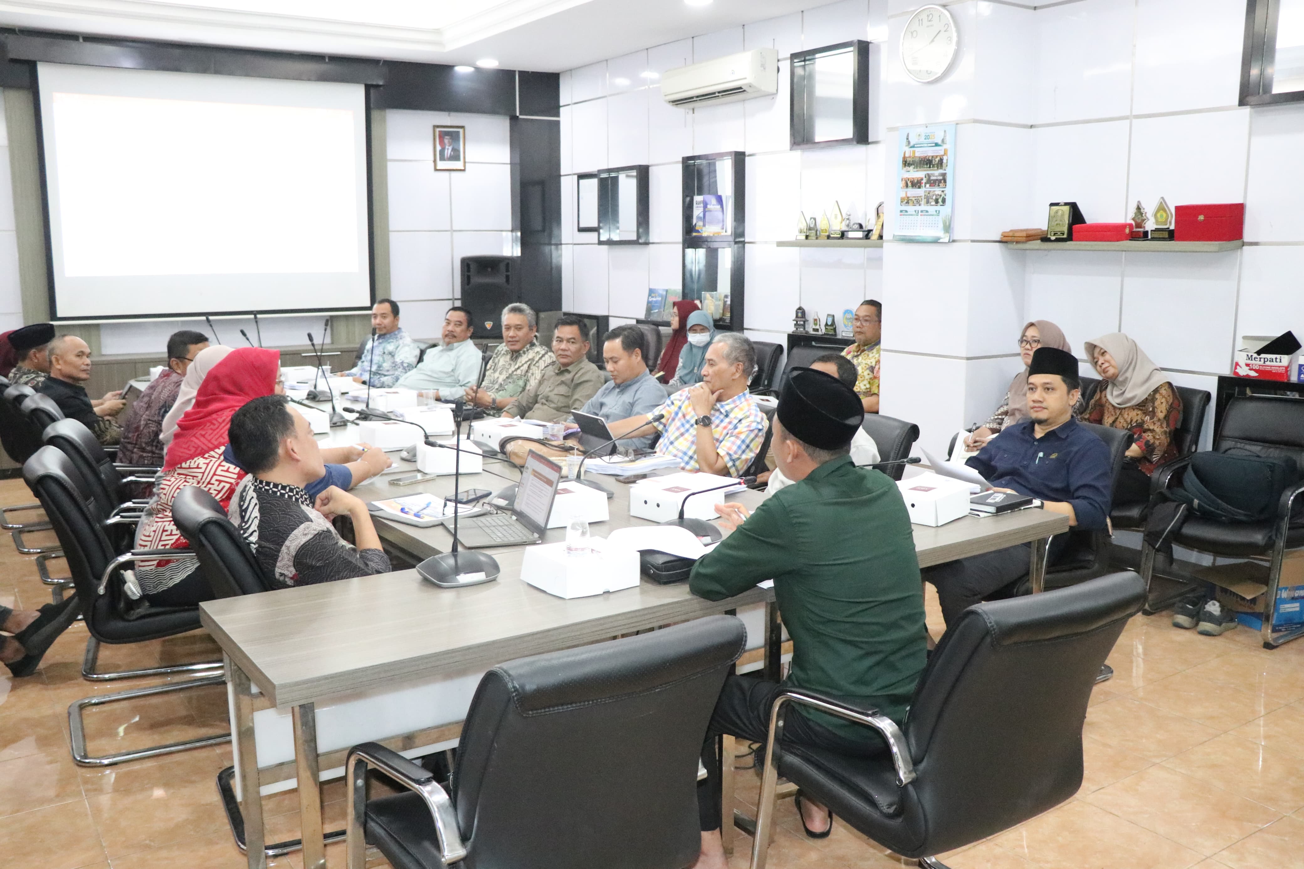 RAPAT: Bapemperda DPRD Gresik rapat bersama OPD Kabupaten Gresik membahas ranperda strategis.