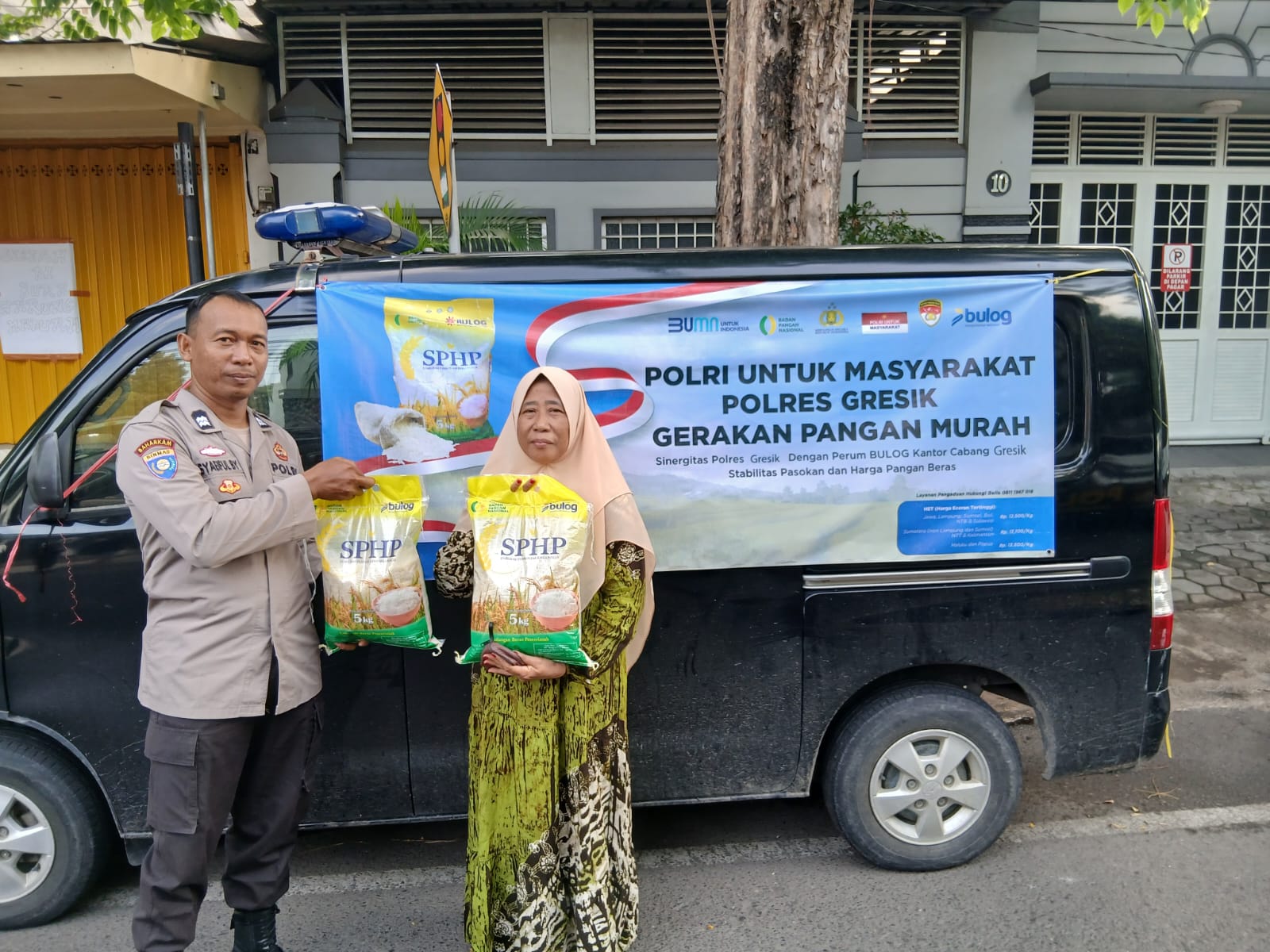 PANGAN MURAH : Anggota Binmas Polres Gresik menggelar pangan murah menyasar pembeli para ojol di CFD Gresik.