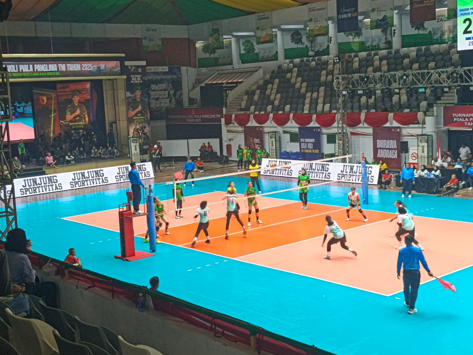 MENUMBANGKAN : Gresik Petrokimia Pupuk Indonesia berhasil menumbangkan Club 76 Brigif 16/Wira Yudha dengan skor 3-0 di&nbsp; GOR Tridharma Gresik