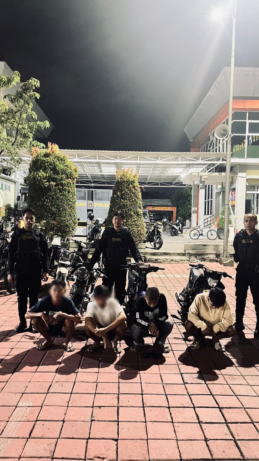 DIAMANKAN : Empat pemuda yang ketahuan balapan liar dan mengganggu warga saat malam hari diamankan tim Kalamunyeng Satsamapta Polres Gresik.