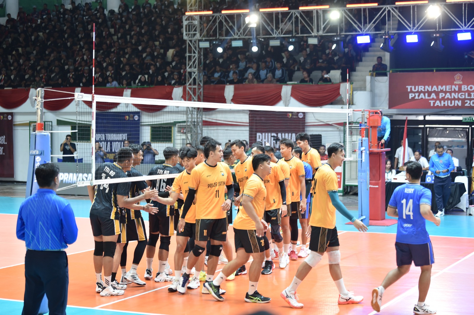 BERTANDING : Tim Voli Bhayangkara Presisi juara satu usai&nbsp; bertanding melawan Prakasa TNI AD menang di Final Open Tournament Bola Voli Piala Panglima TNI Tahun 2025.