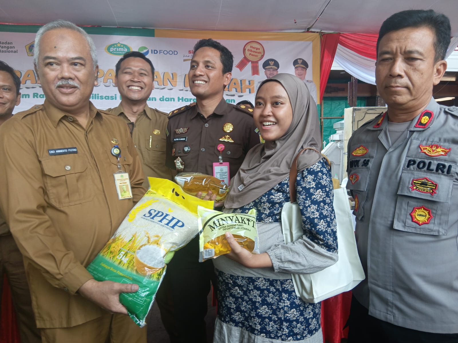 MEMANTAU : Bupati Gresik, Fandi Akhamd Yani dan Kepala Dinas Pertanian Gresik, Eko&nbsp; Anindito Putra serta Forkopimda Gresik.