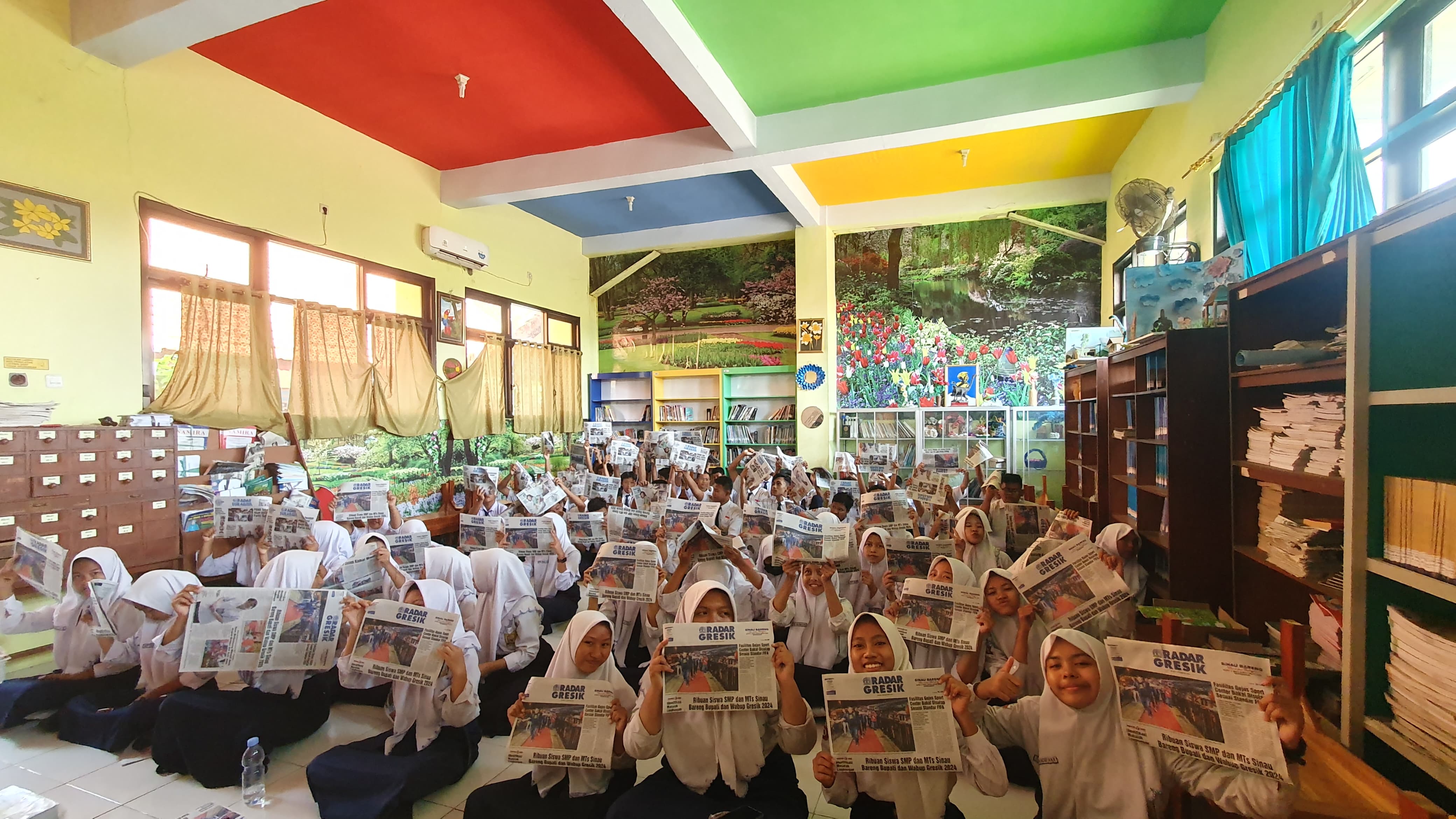 SINAU BARENG:  Para siswa mengerjakan naskah soal dari koran secara serentak dalam rangka Sinau Bareng Bupati dan Wakil Bupati Gresik 2025.