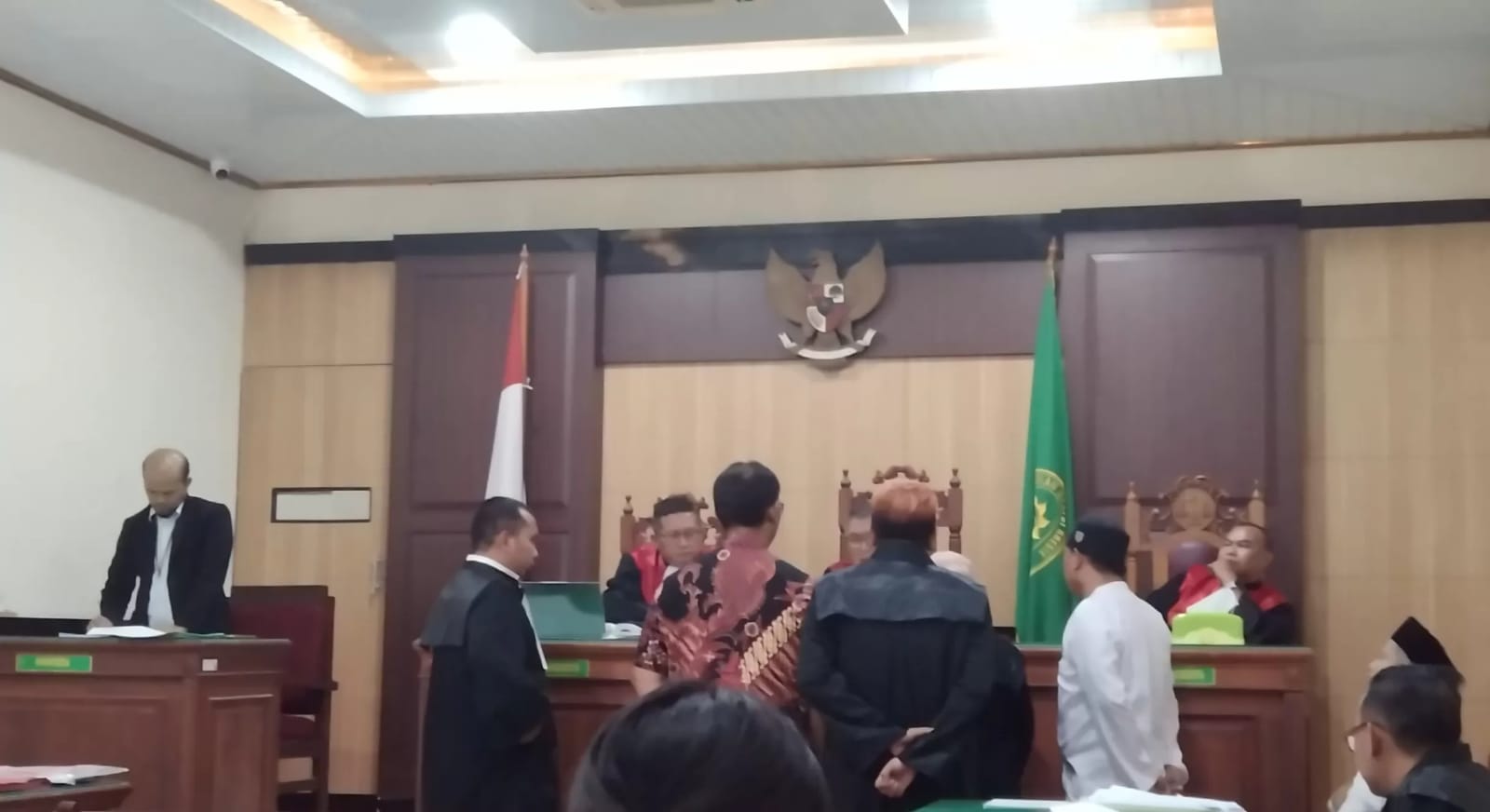 SIDANG :&nbsp; Dua terdakwa, Resa Andrianto dan Adhienata Putra Deva saat menjalani sidang&nbsp; saksi di PN Gresik.