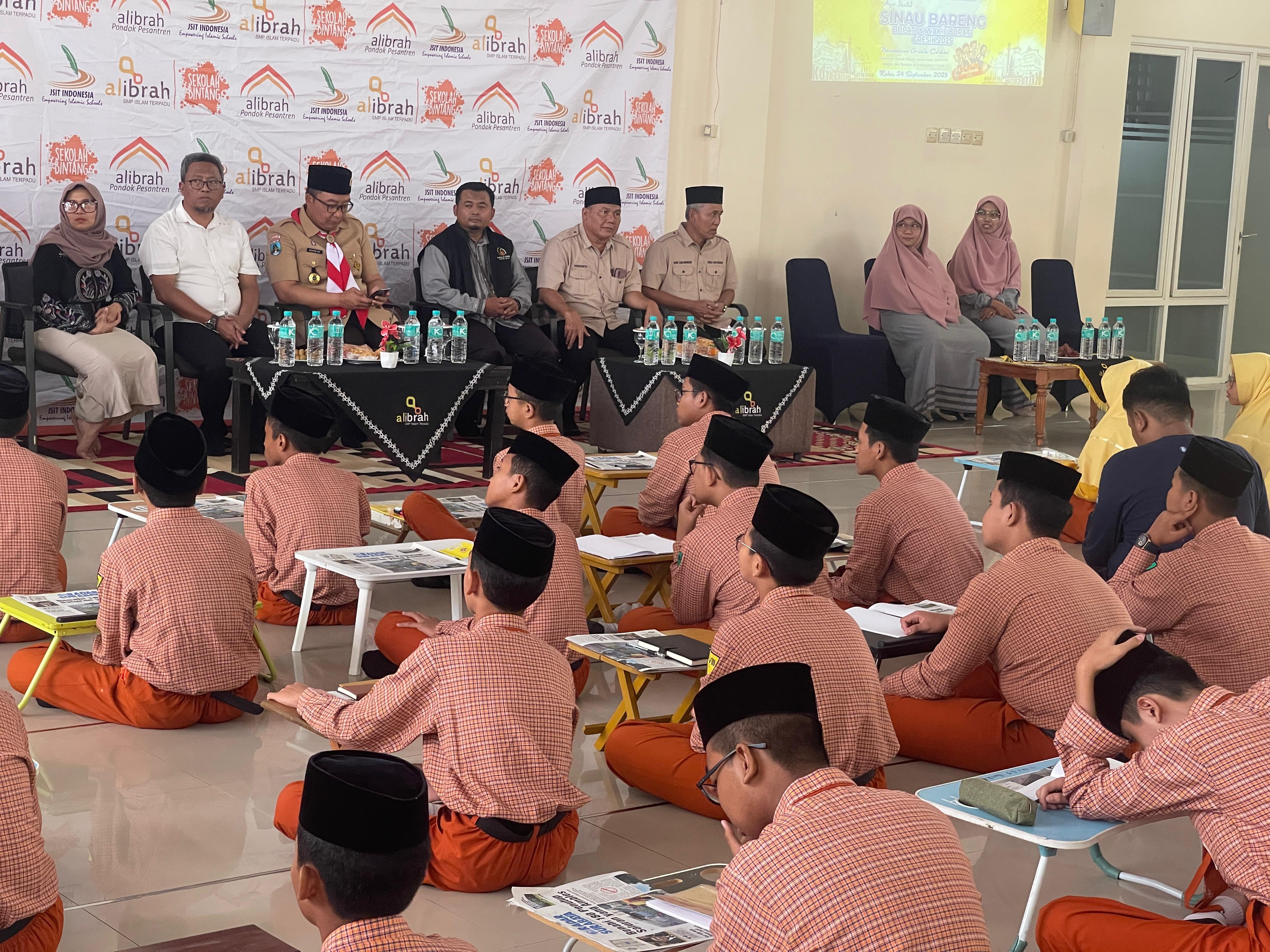 PEMBUKAAN : Wakil Bupati Gresik, dr. Asluchul Alif membuka Sinau Bareng di SMP IT Al Ibrah Gresik.